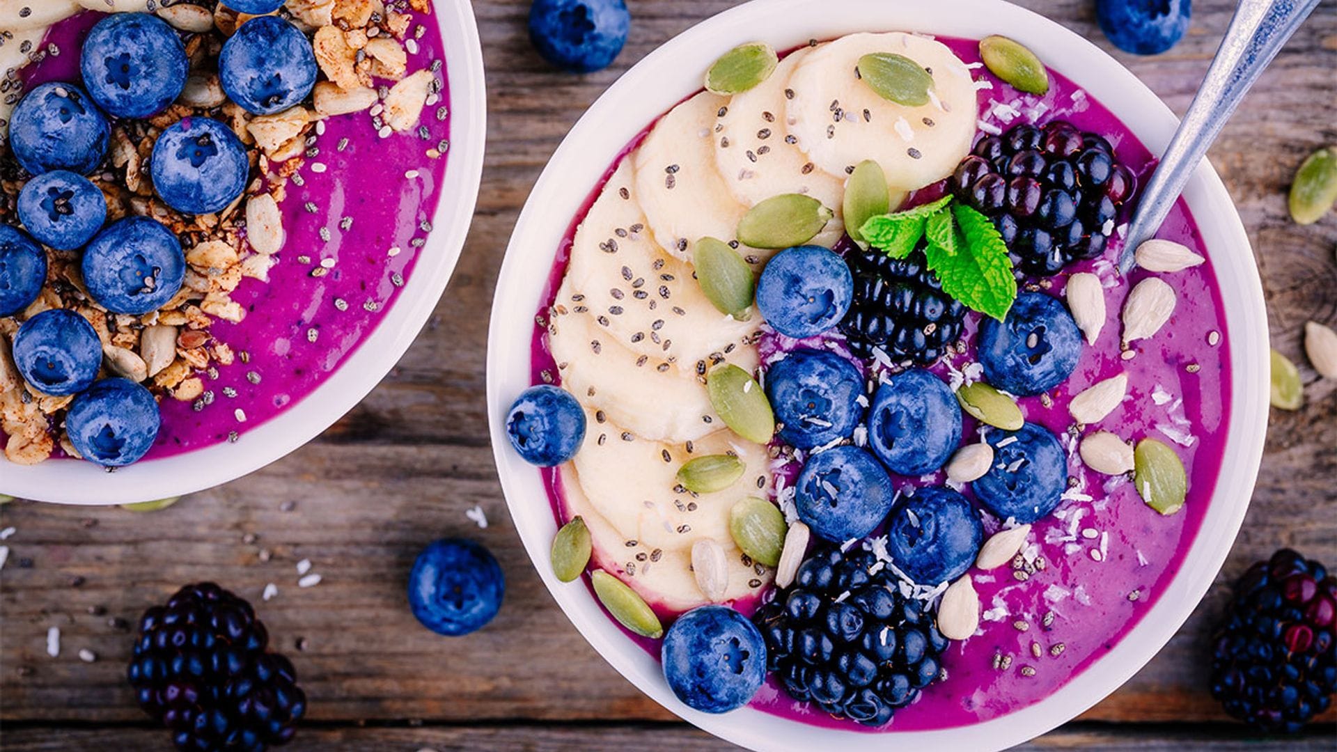 'Smoothie bowl' de arándanos y moras con plátano y semillas