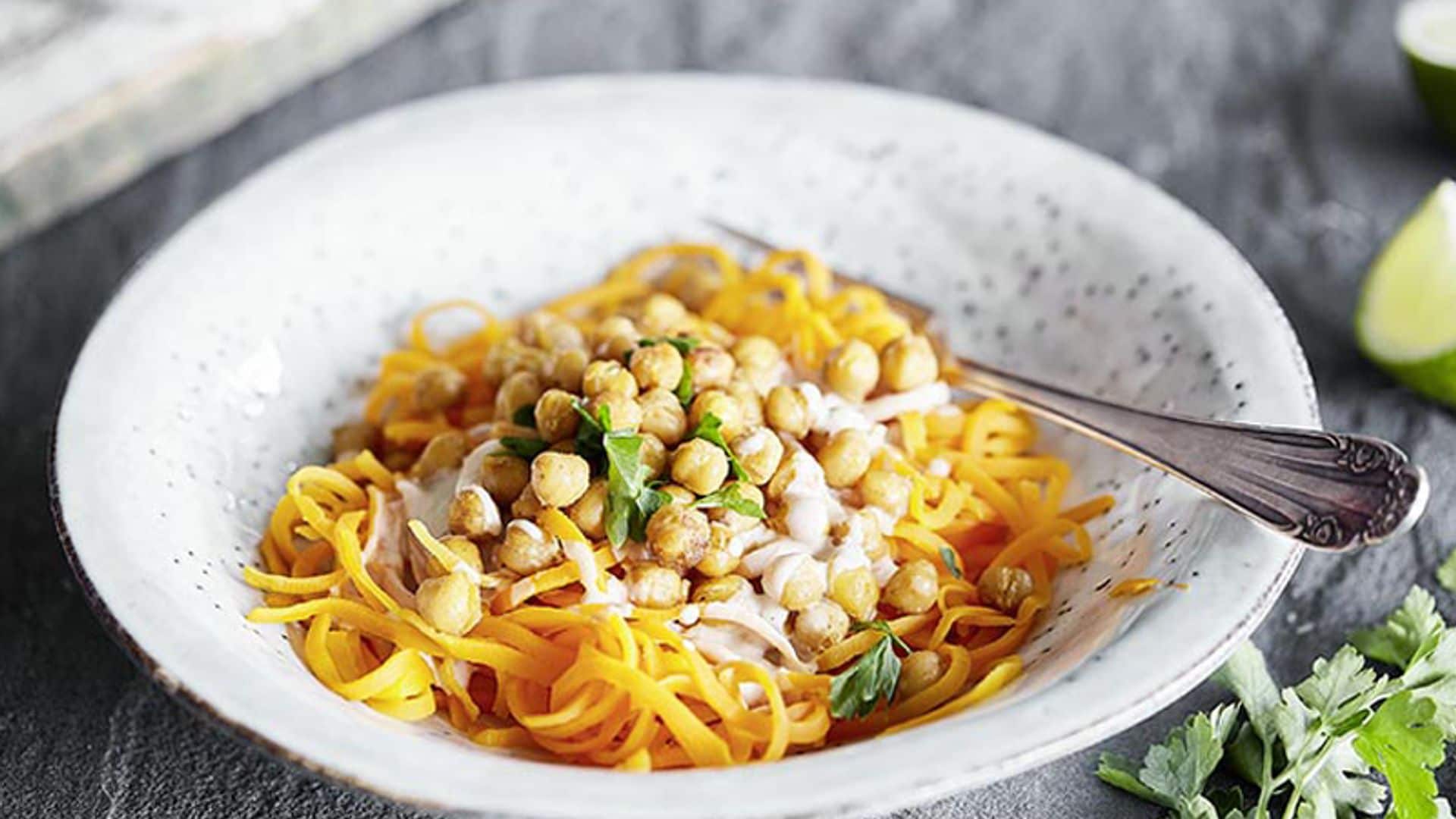 Espaguetis de zanahoria con garbanzos asados