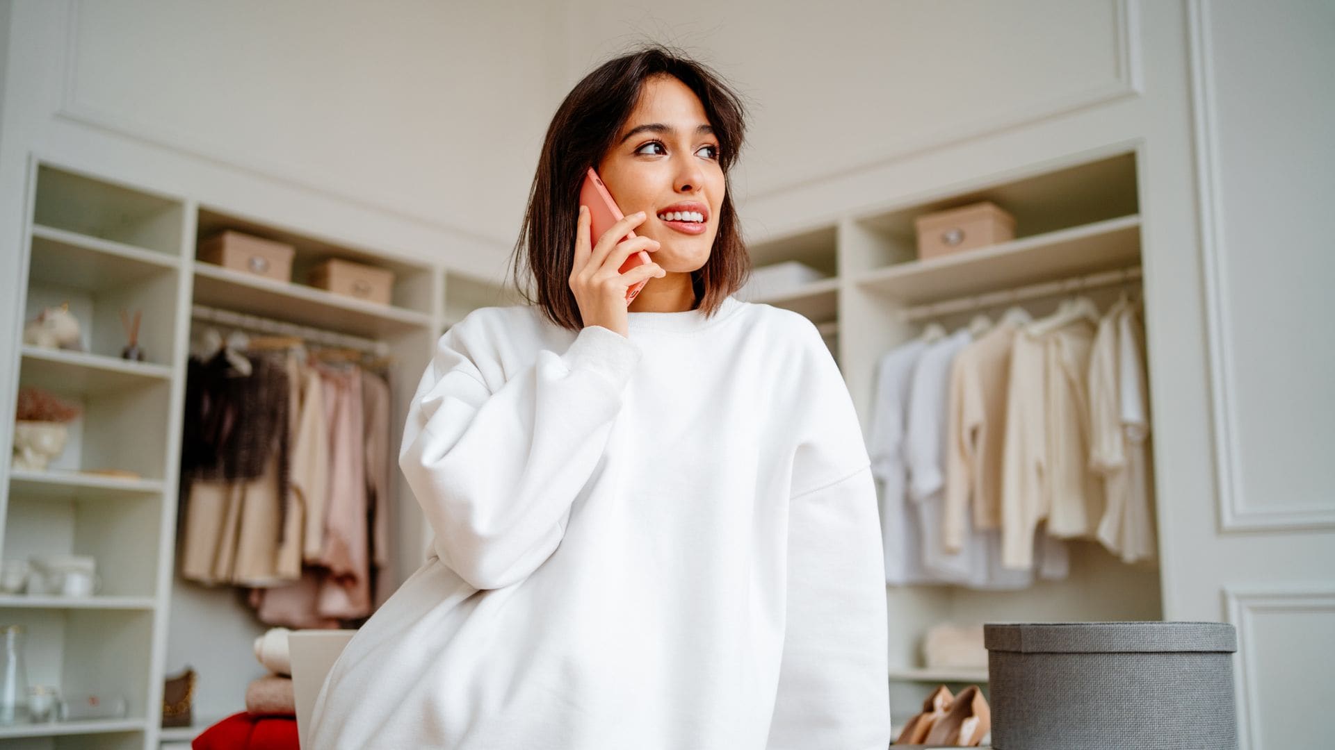 Mujer hablando por teléfono en una tienda de ropa 