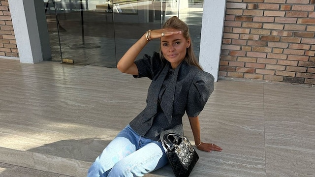 Claire Rose con chaqueta, vaqueros y mocasines