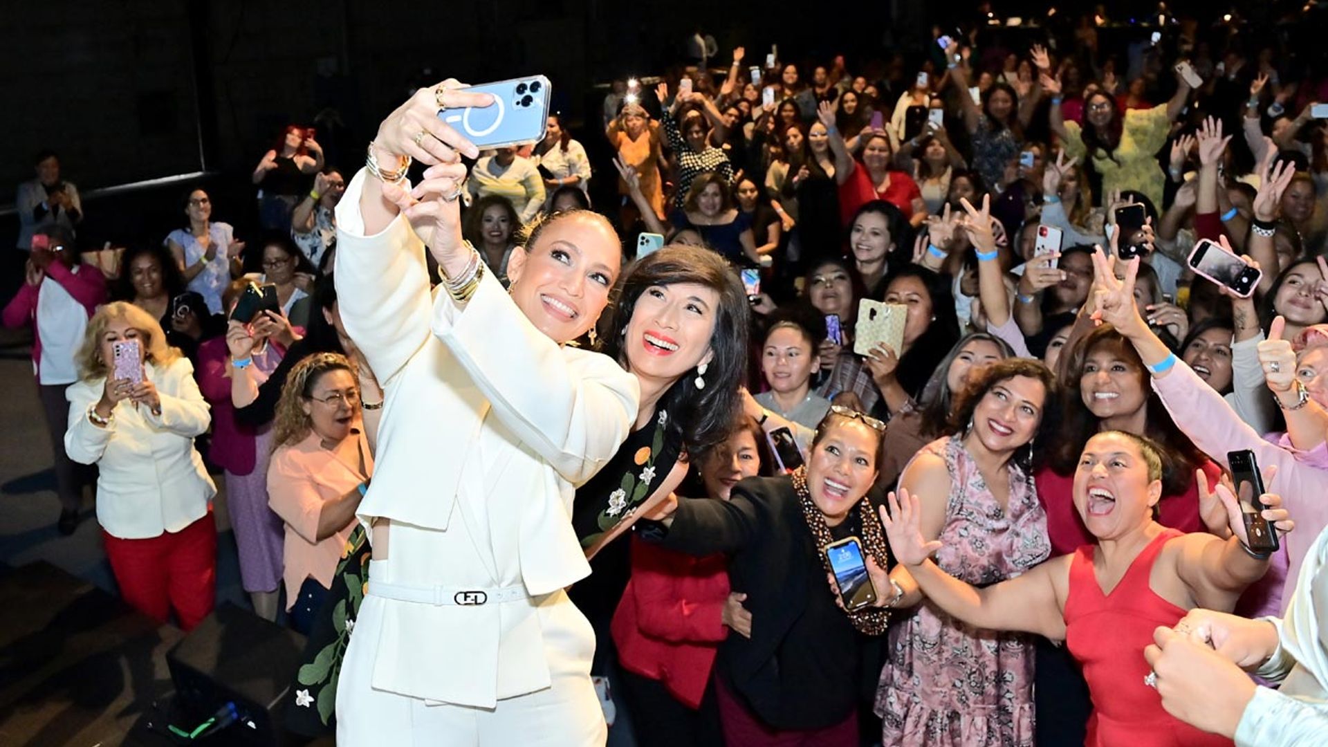 El multitudinario 'selfie' con el que Jennifer Lopez vuelve al trabajo tras su boda