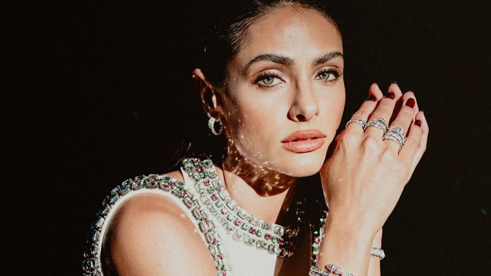 ¿Cómo llevar pantalón en una gala? Renata Notni da cátedra en los Premios Platino Xcaret 2024