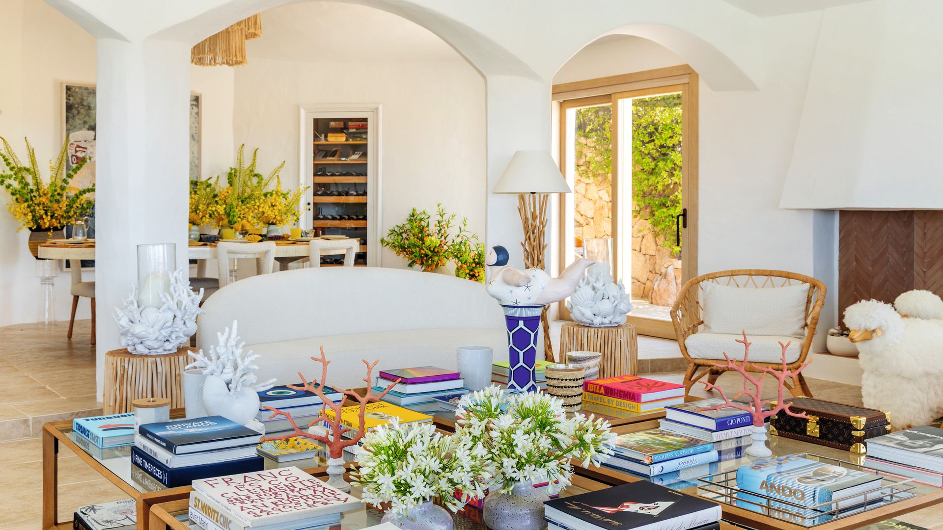 ENTRAMOS CON MARIANGELA LEONE JAMAL EN SU IMPRESIONANTE VILLA DE VERANO EN CERDEÑA, RODEADA DE VEGETACIÓN Y CON VISTAS AL EXCLUSIVO PUERTO DEPORTIVO DE PORTO CERVO