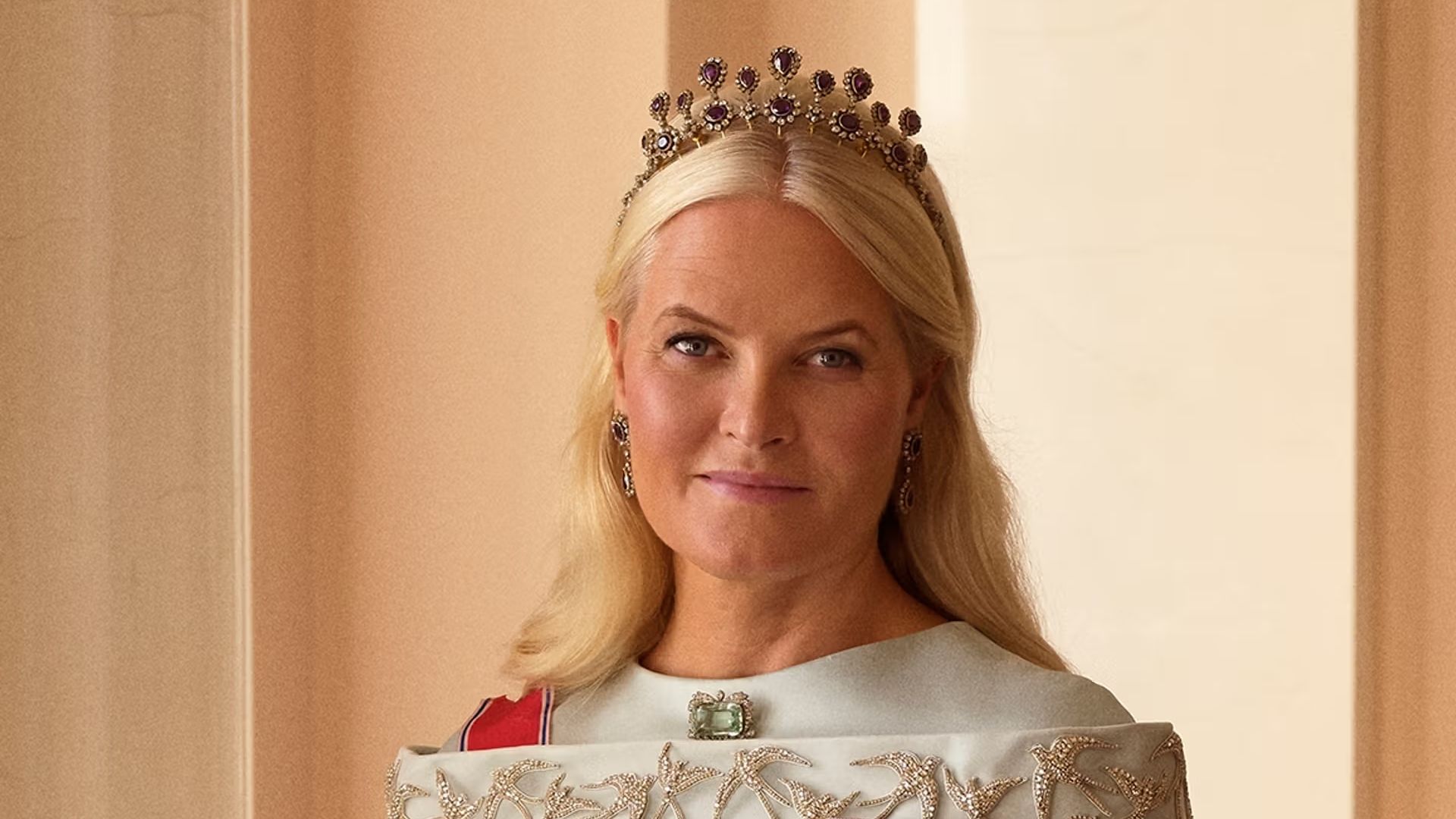 Retrato oficial de Mette-Marit como nueva reina de Noruega