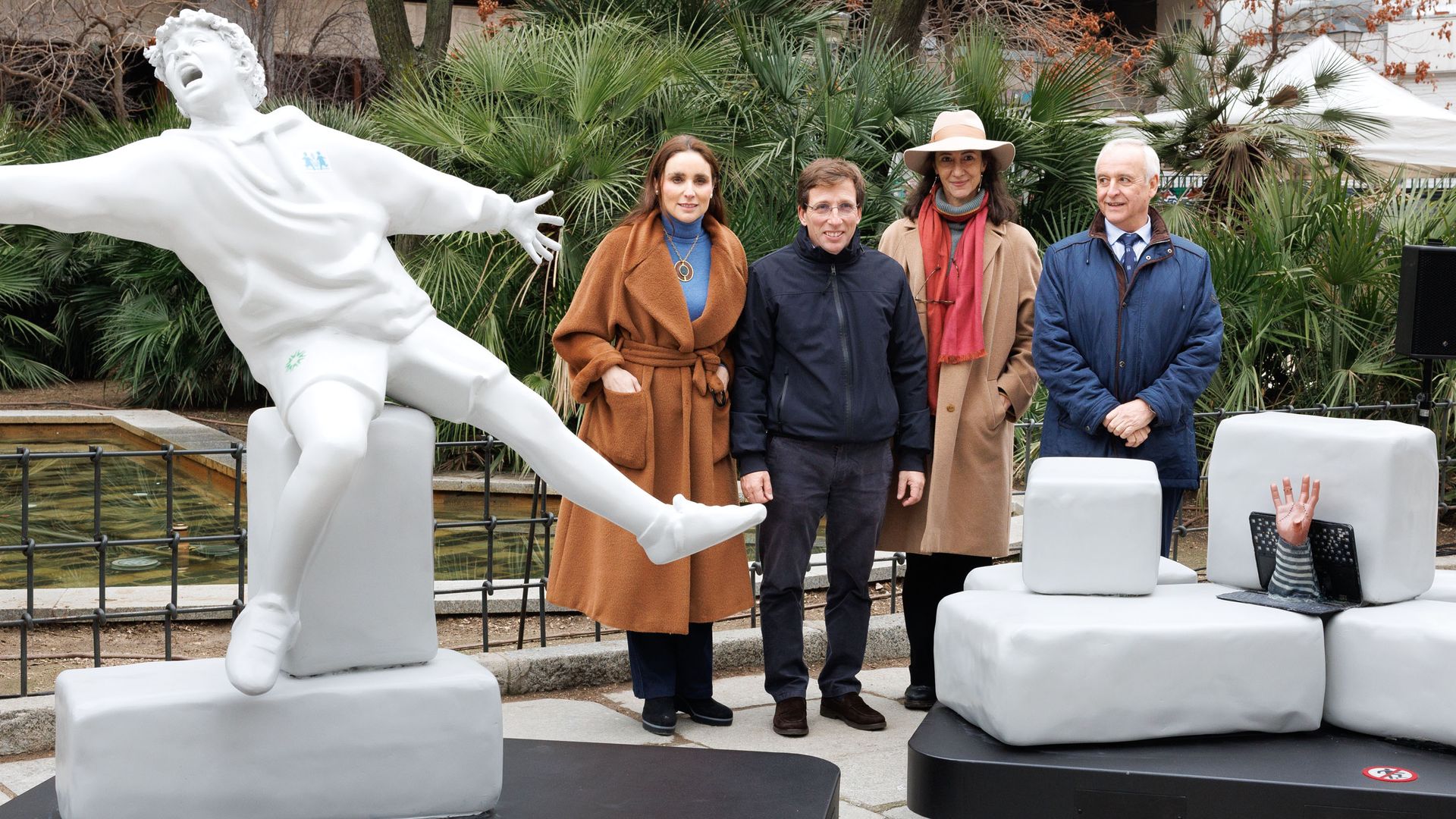 Junto a Paloma Segrelles, presidenta de la fundación SOL, José Luis Martínez Almeida, alcalde de Madrid, y Carlos Puig, presidente de Aldeas Infantiles SOS