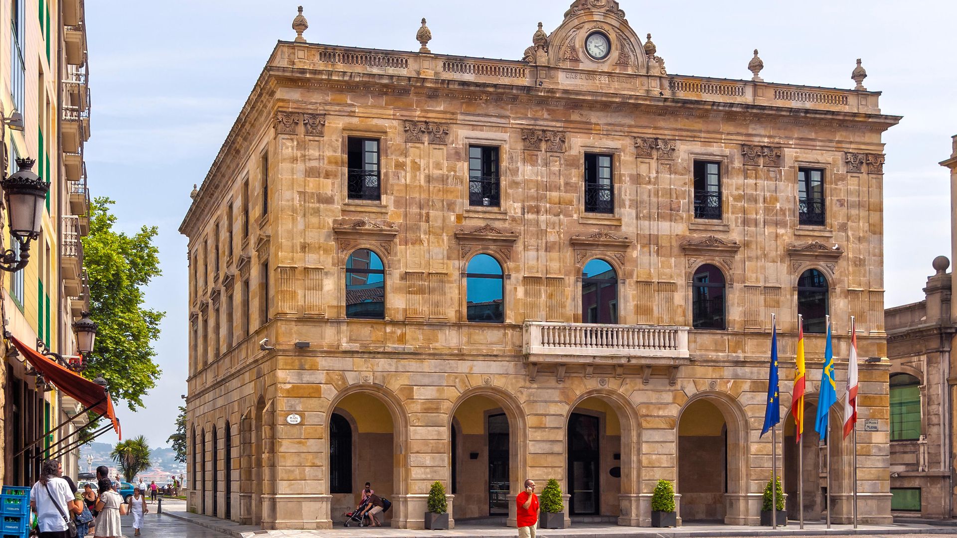 Plaza Mayor de Gijón en el barrio de Cimadevilla y edificio del Ayuntamiento