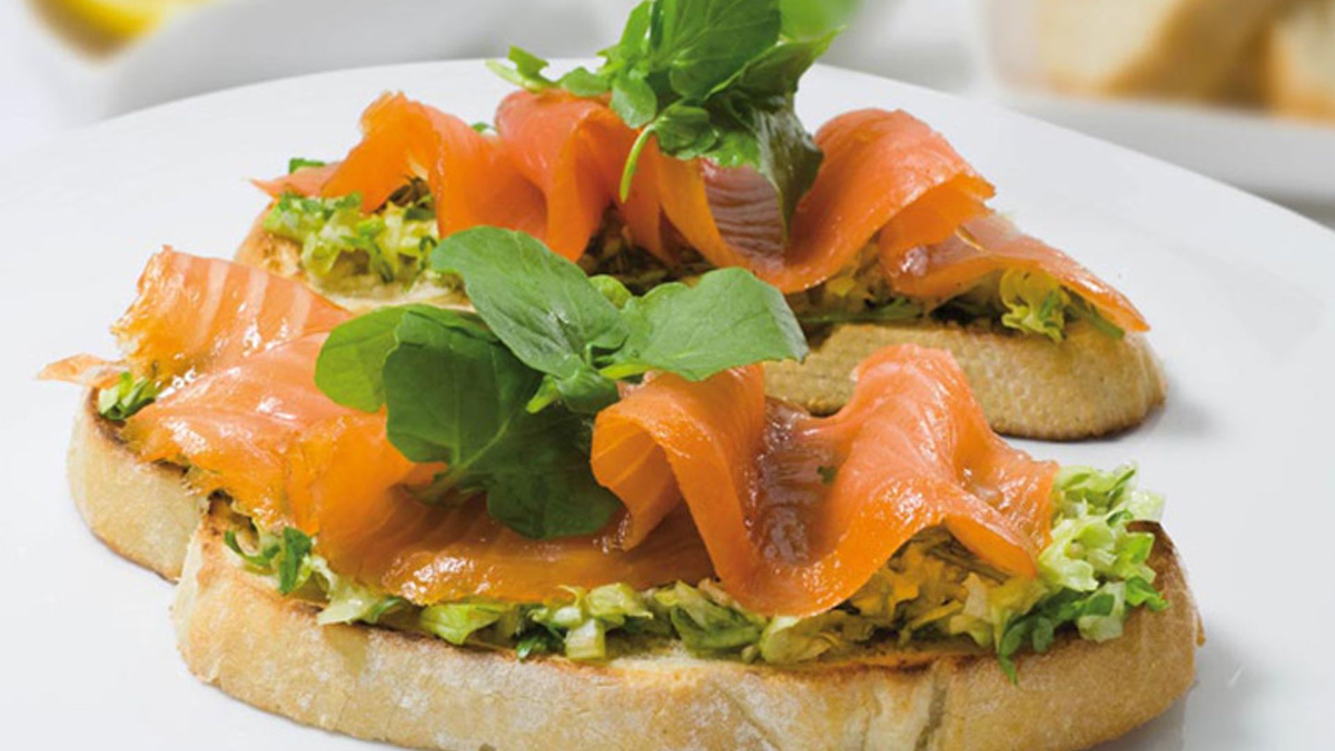 Tostadas de salmón ahumado con lechuga y berros