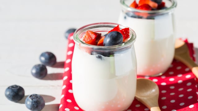 Tarros de yogur con mantelito rojo