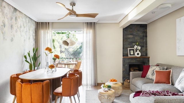 Salón comedor con ventilador de techo