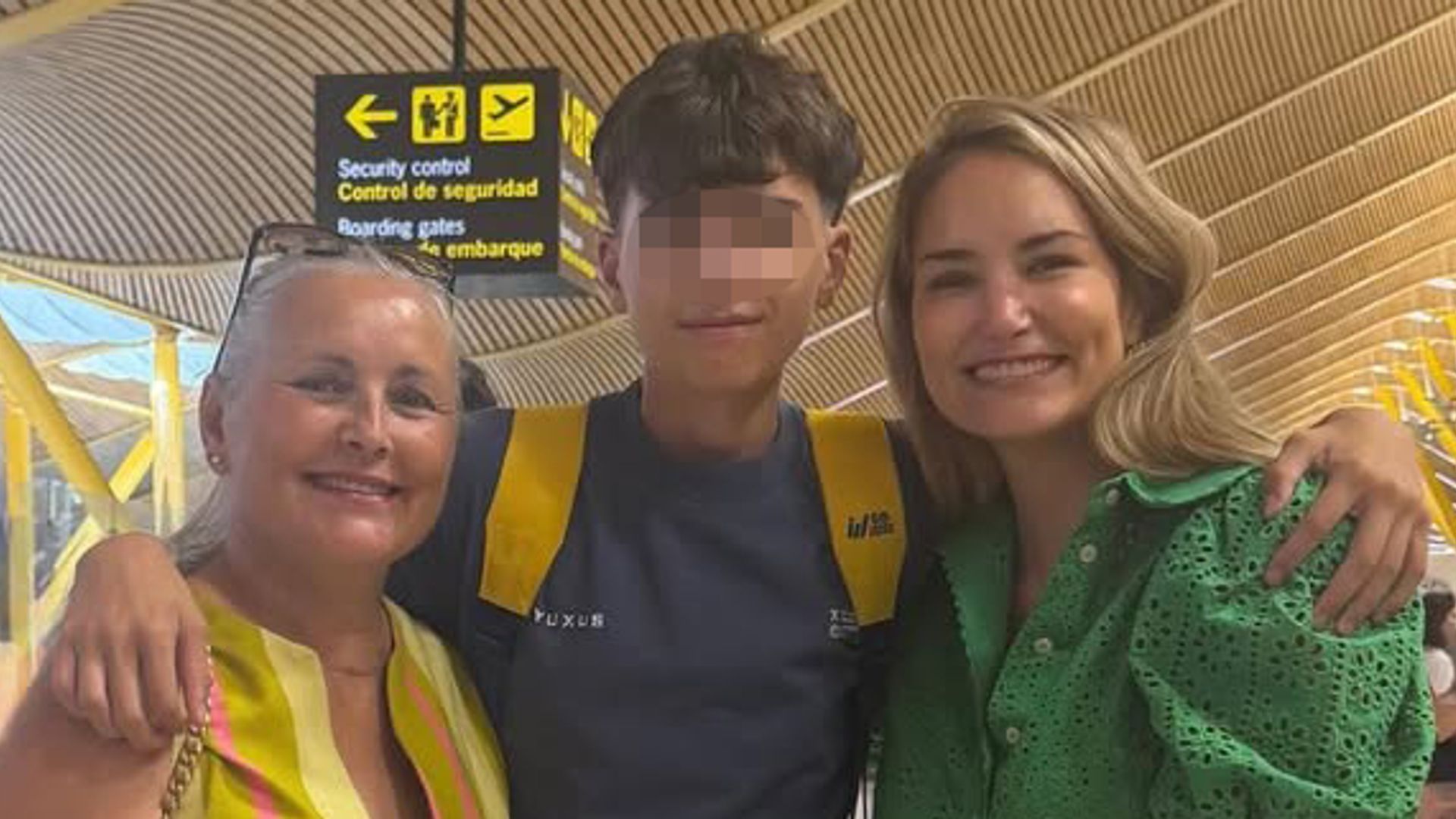 Alba Carrillo despide en el aeropuerto a su hijo Lucas, que se va un mes a estudiar a EEUU