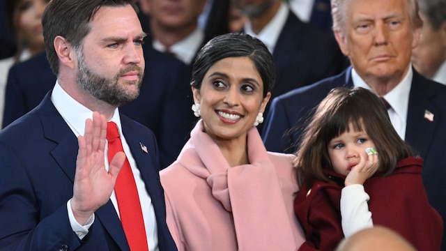 Usha Vance brilla en la investidura de Trump con su look simbólico y su hija pequeña en brazos