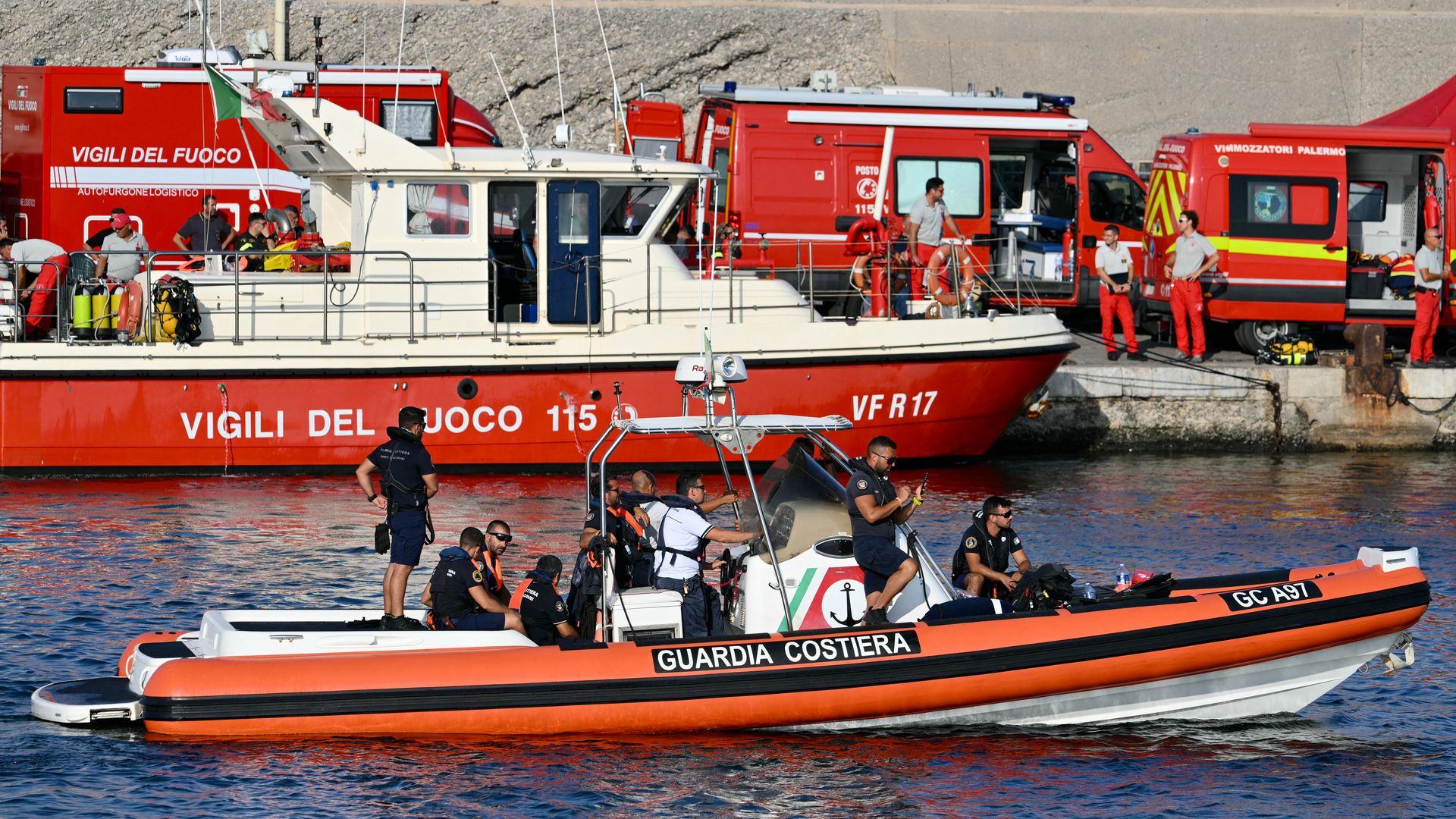 Así era el selecto grupo de invitados de Mike Lynch a navegar en su yate, que se ha hundido en la costa italiana