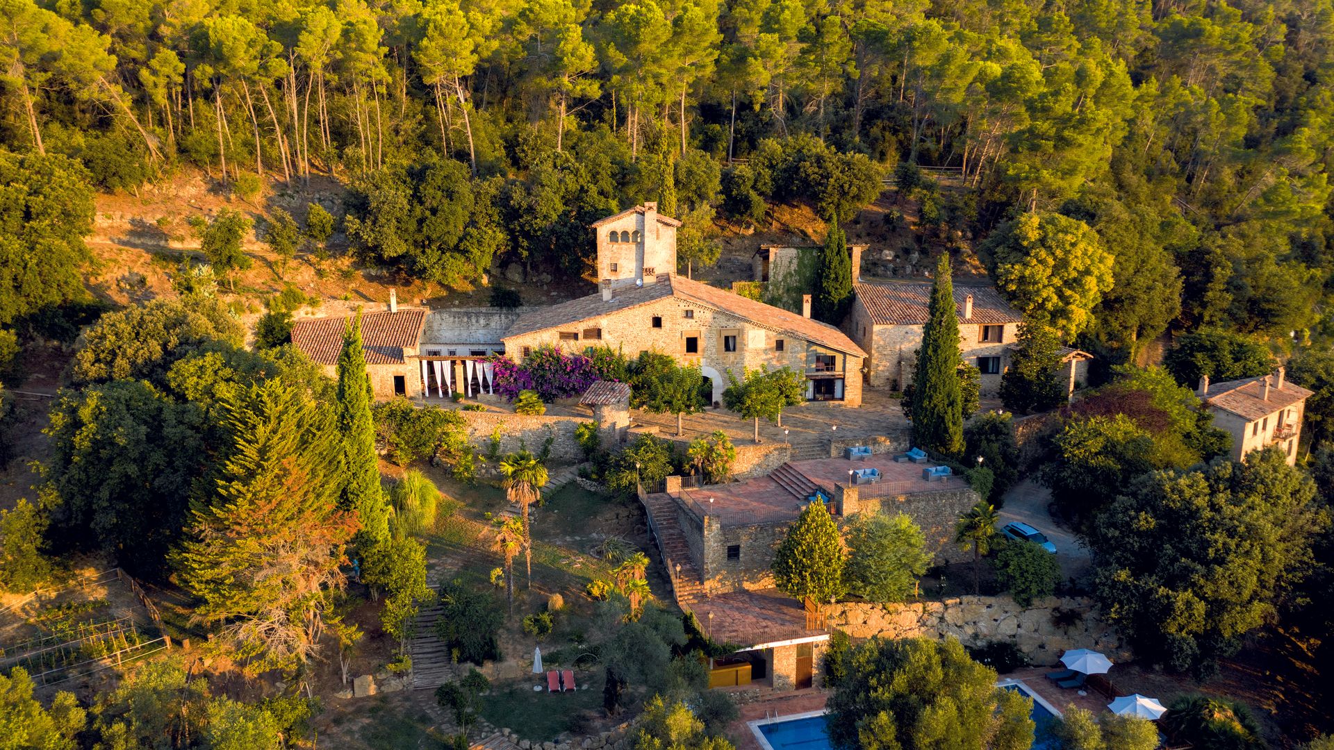 Masía CAN POU en el valle del Llémena