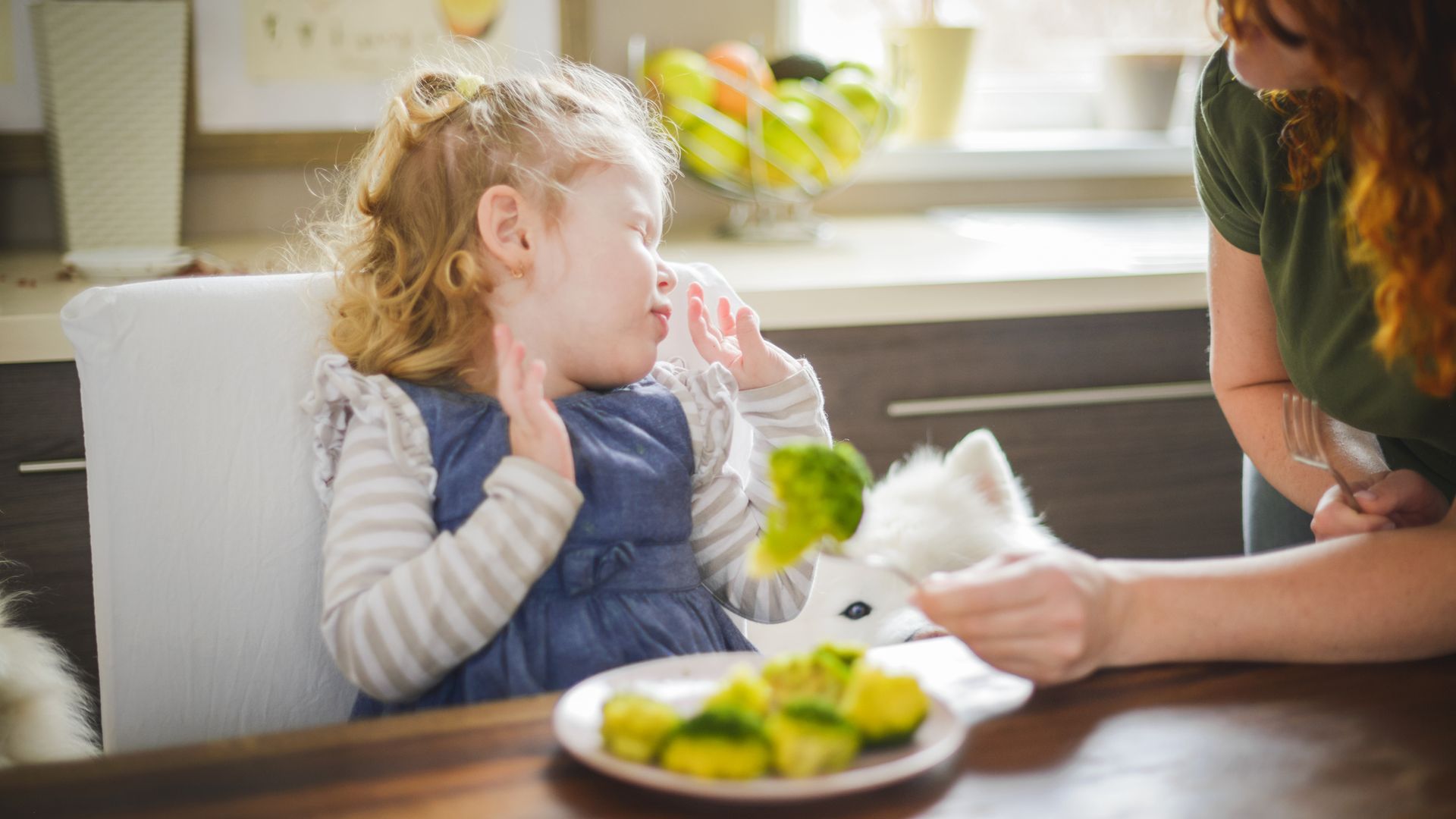 Madre intenta hacer que su hija coma saludable