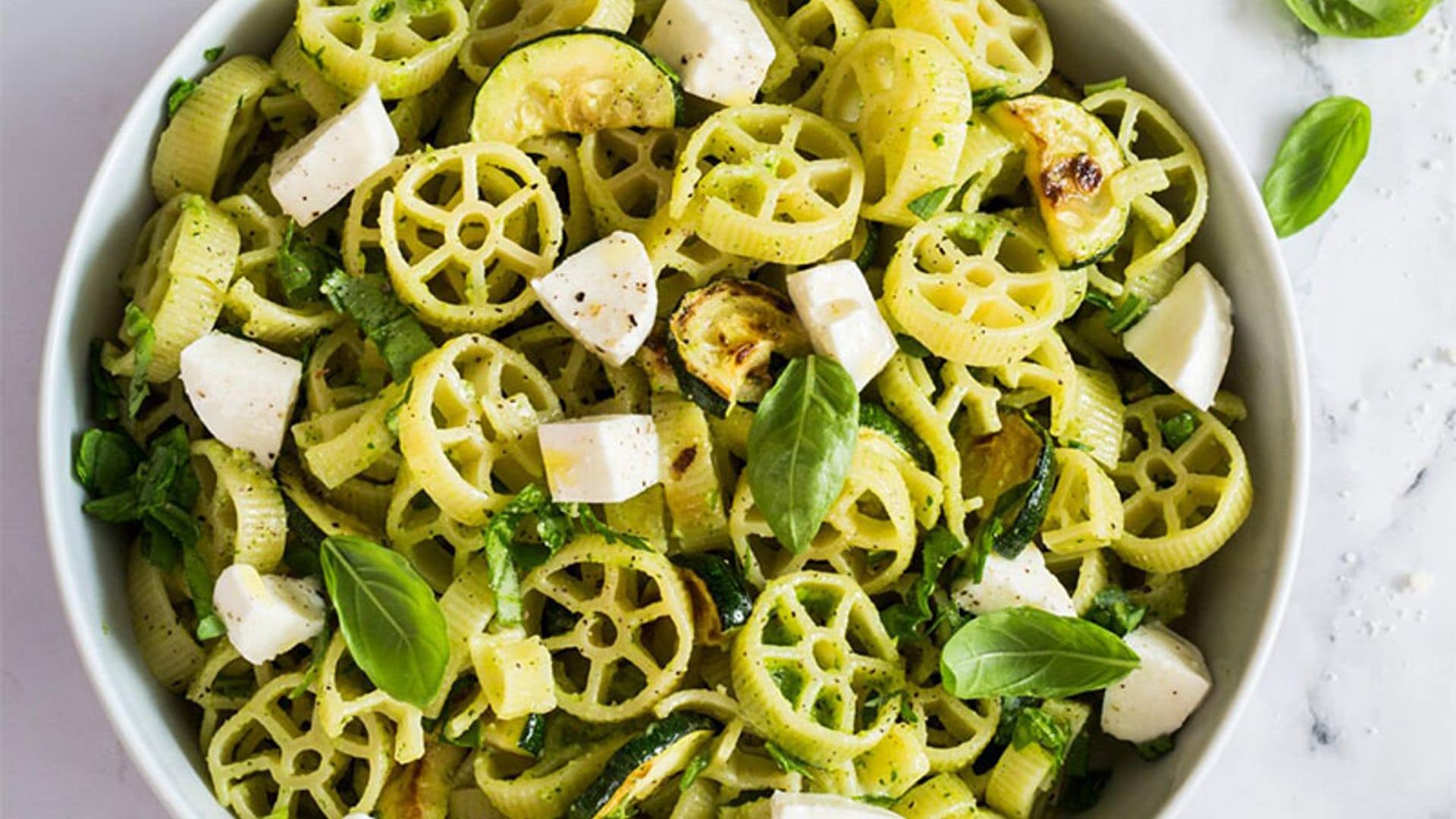 Ensalada de pasta con mozarela y pesto de calabacín