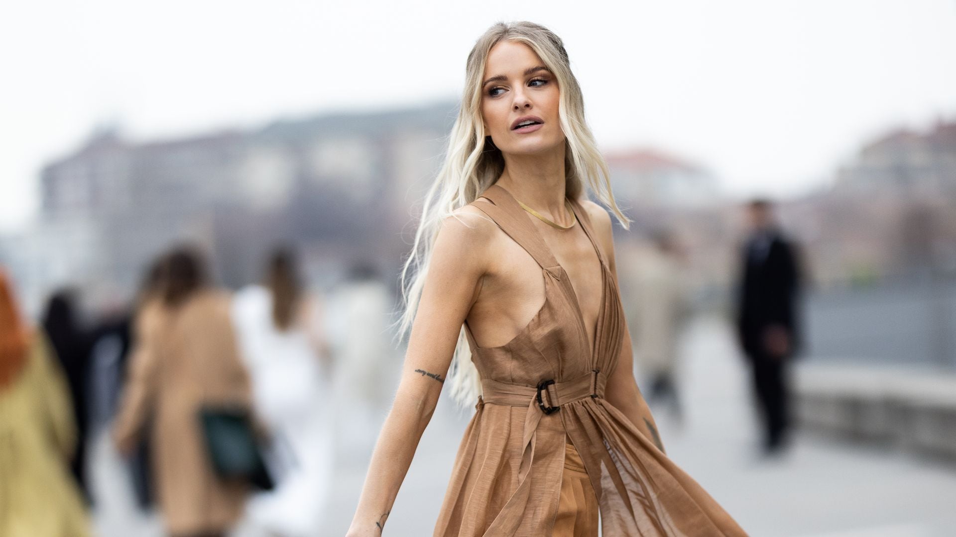 Cómo potenciar el bronceado a través de tus looks: nuestra estilista nos cuenta sus trucos