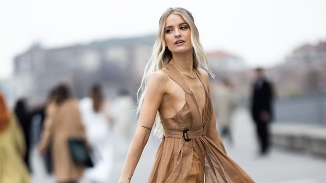 Victoria Magrath con look beige en Milán