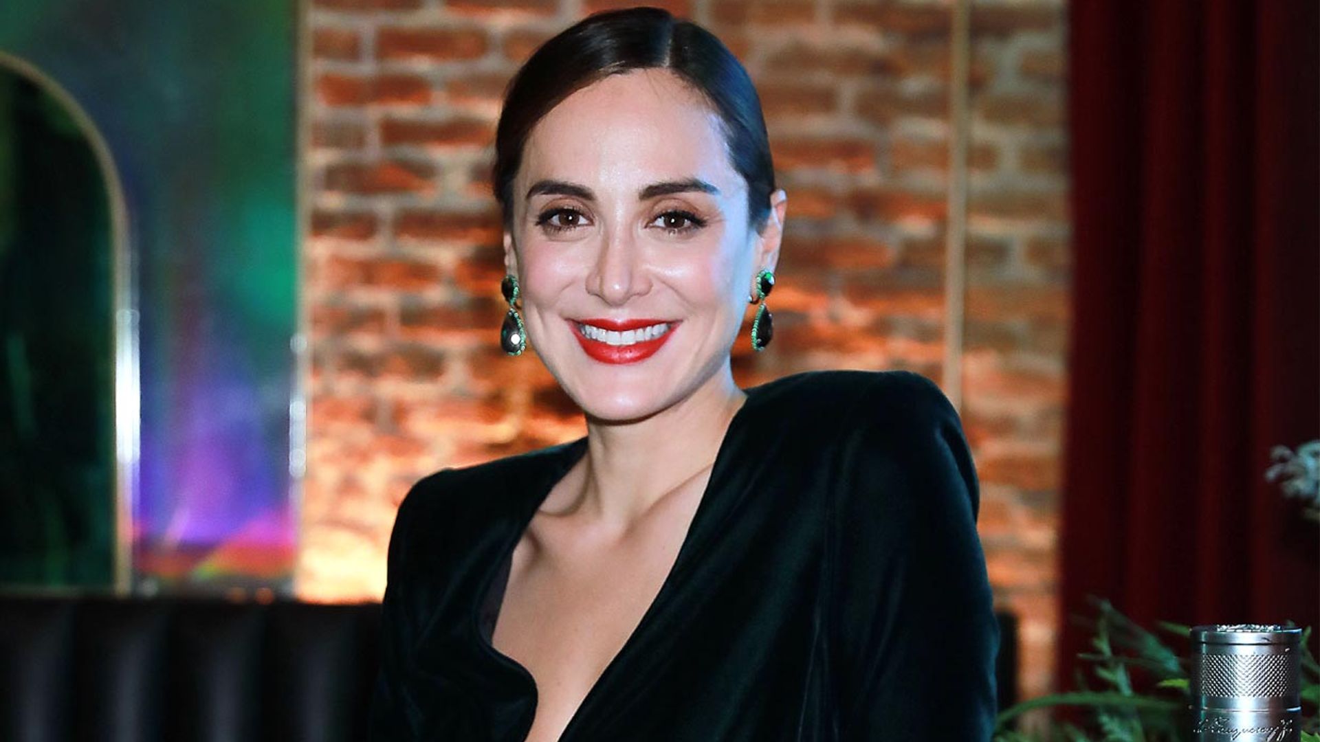 Tamara Falcó estrena la prenda 'efecto cuero' que faltaba en su armario: un vestido camisero