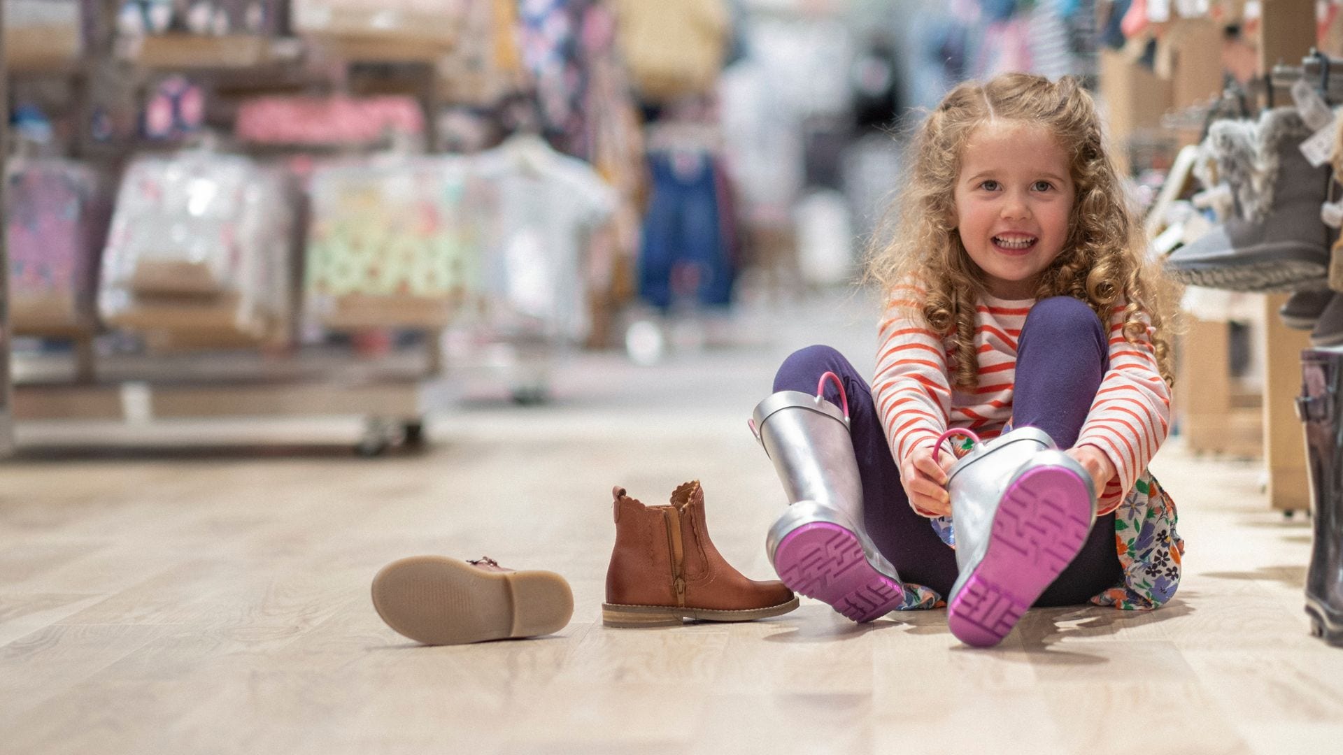 Niña se prueba unas botas