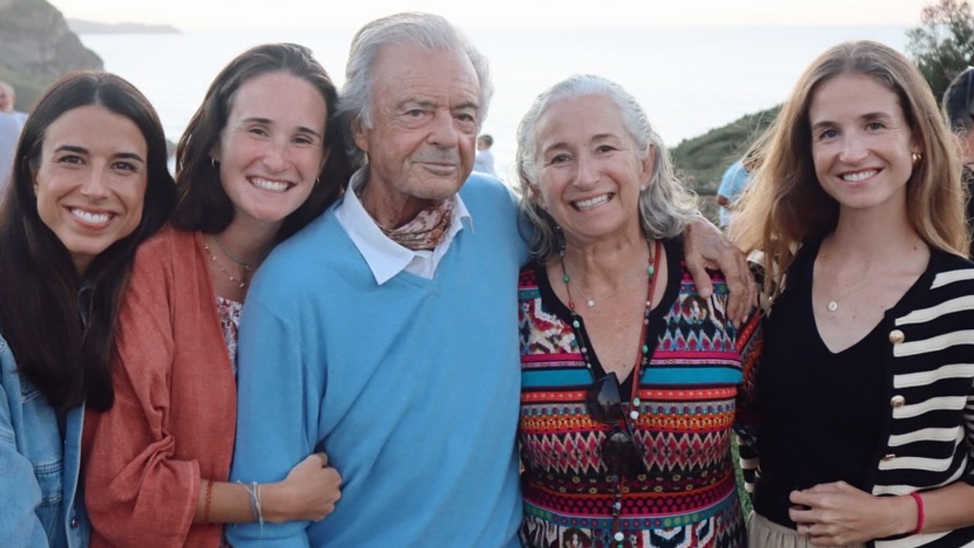 Laura Corsini con sus padres y hermanas