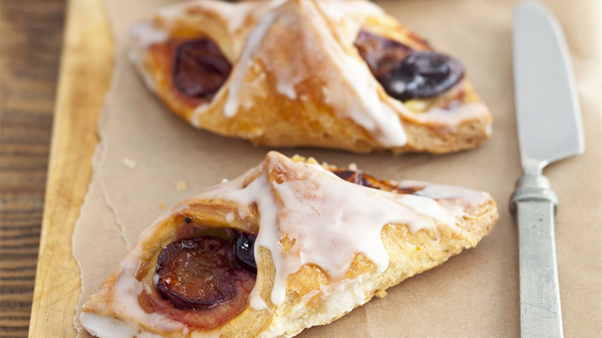 Pastelitos daneses de ciruelas rojas