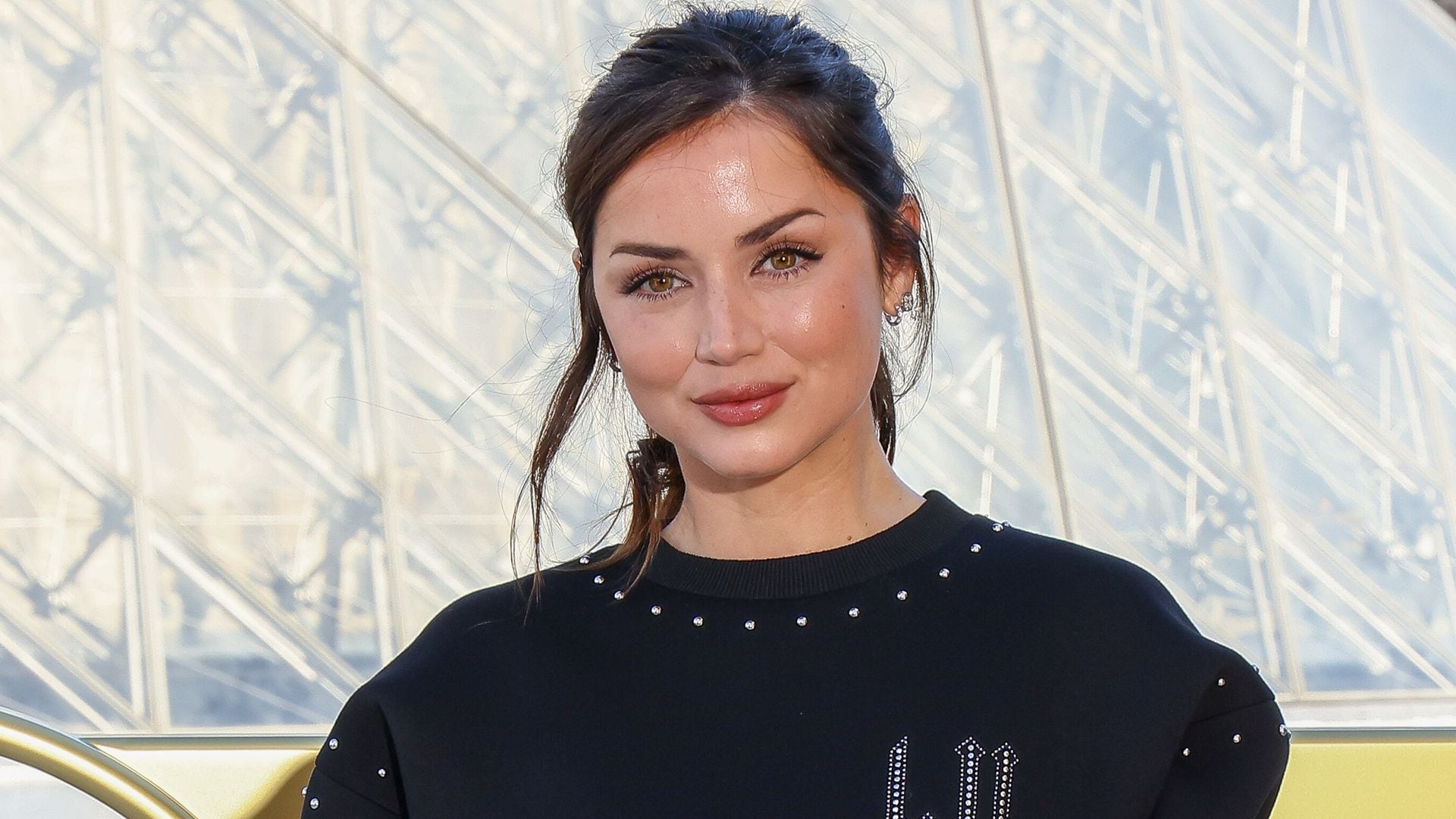 Ana de Armas en el desfile de Louis Vuitton Primavera/Verano 2026 en París con estilismo negro de la marca