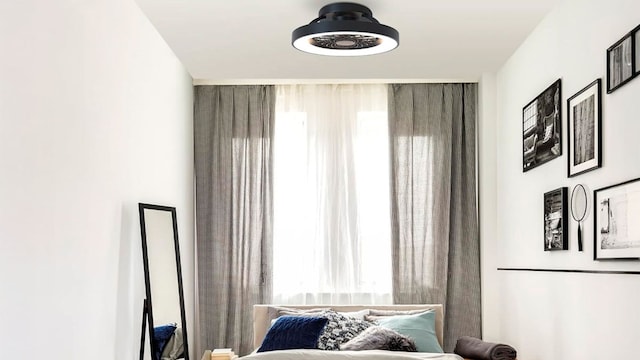 Una habitación con un ventilador sin aspas