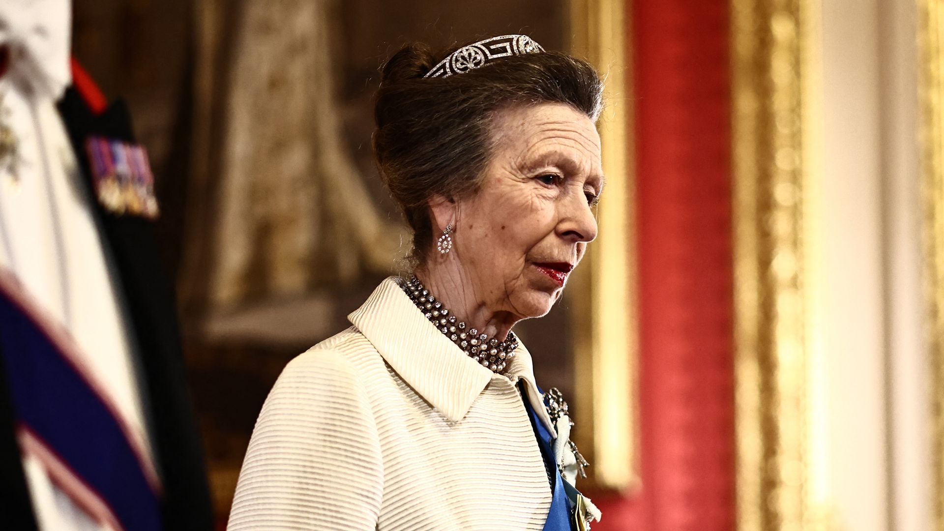Kate Middleton no fue la única que sorprendió: Ana de Inglaterra impacta de cena de gala con un abrigo que estrenó hace 57 años