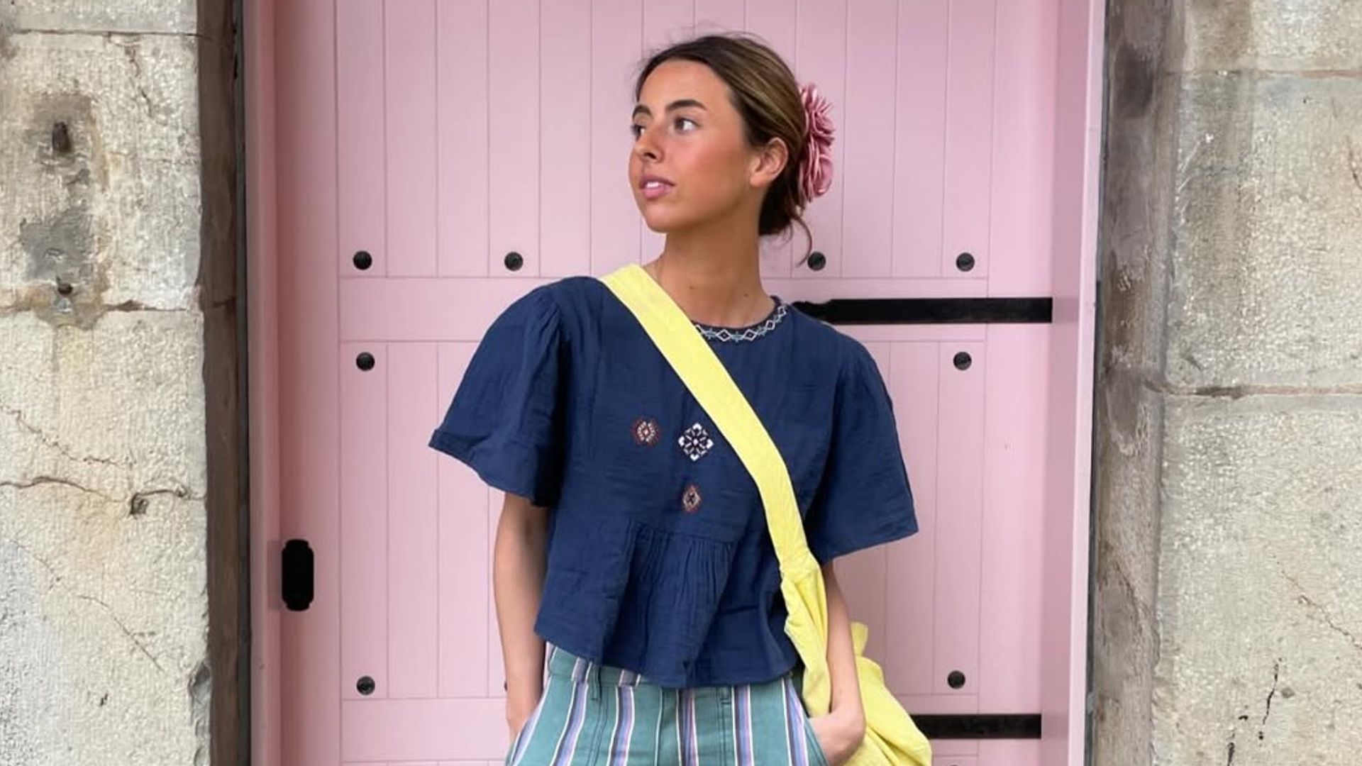 10 looks con pantalones de rayas que te salvarán en agosto cuando no sepas qué ponerte