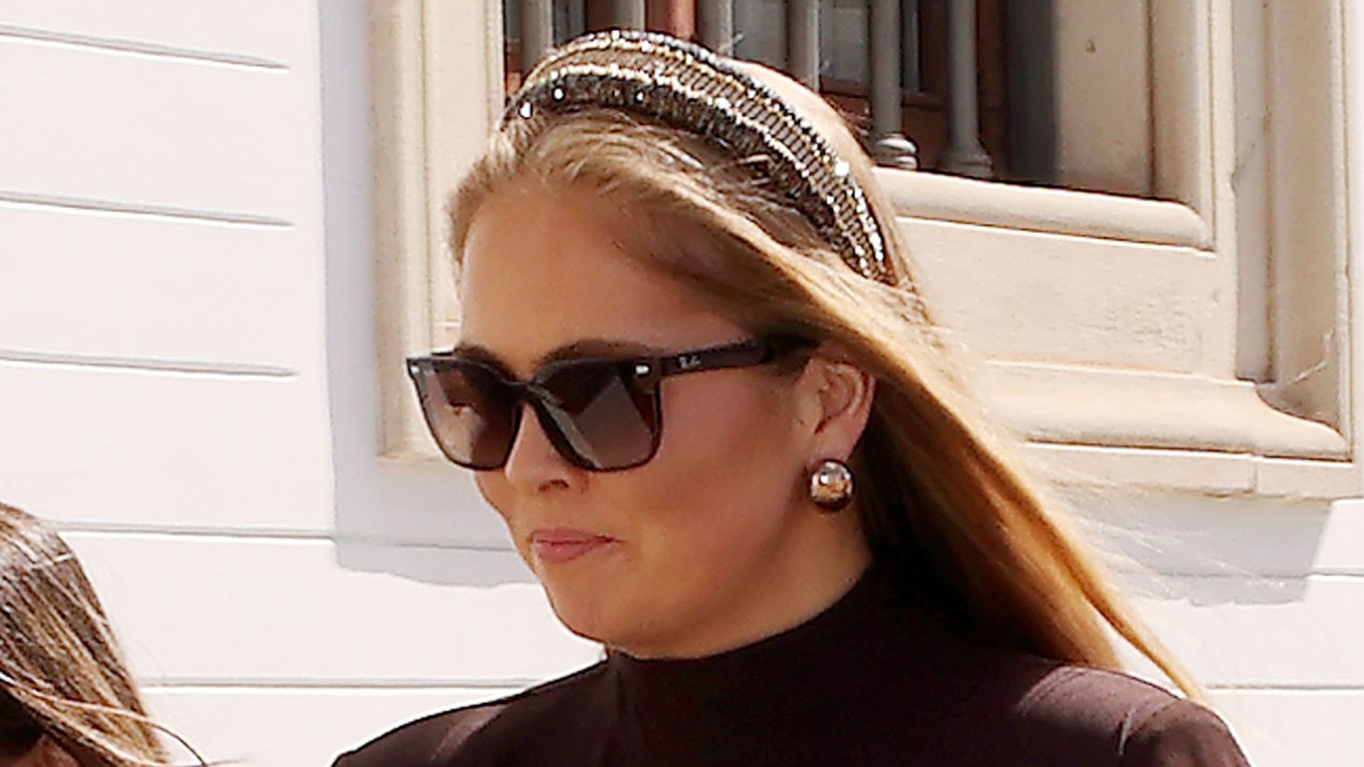 IMÁGENES EXCLUSIVAS. Amalia de Holanda conquista Sevilla con el color de la temporada: un sofisticado diseño 'made in Spain' y diadema joya