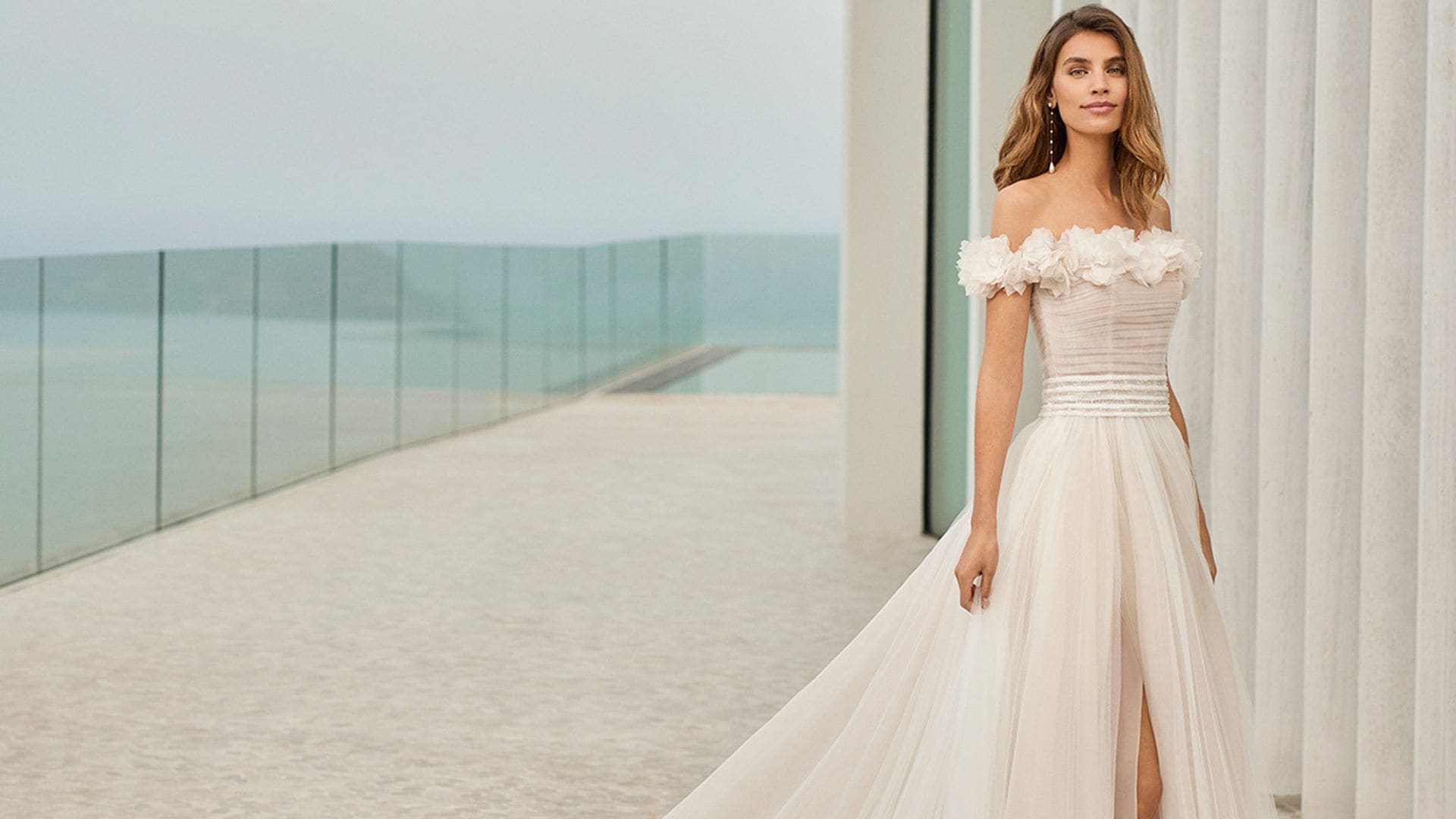 Pedrería y siluetas ultrafemeninas: las claves de la nueva colección de Rosa Clará Soft