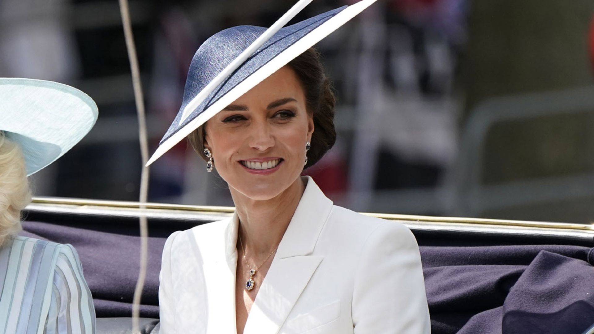 ¡Pura elegancia! Kate fascina de blanco y con original pamela-doble