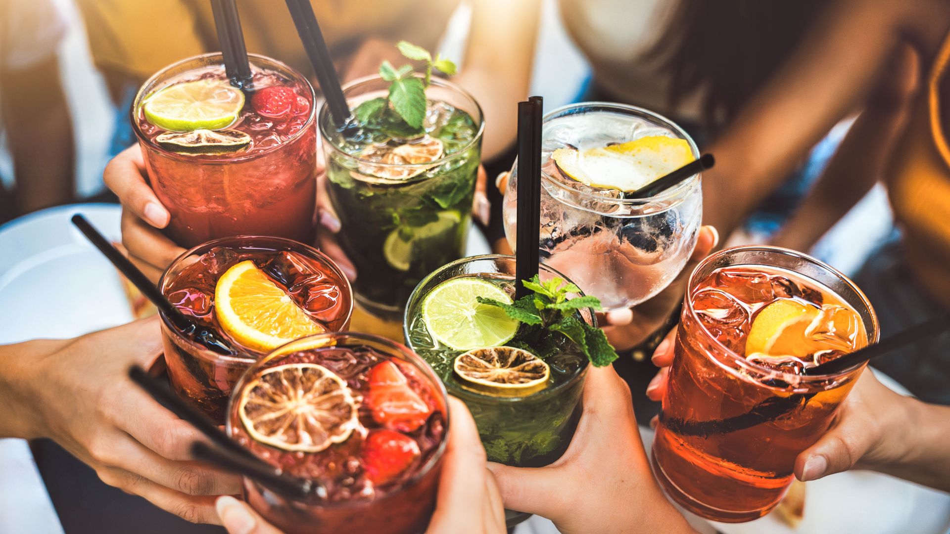De rosados picantes a bebidas de café con tomate: así son los cócteles que ‘se llevan’ este verano