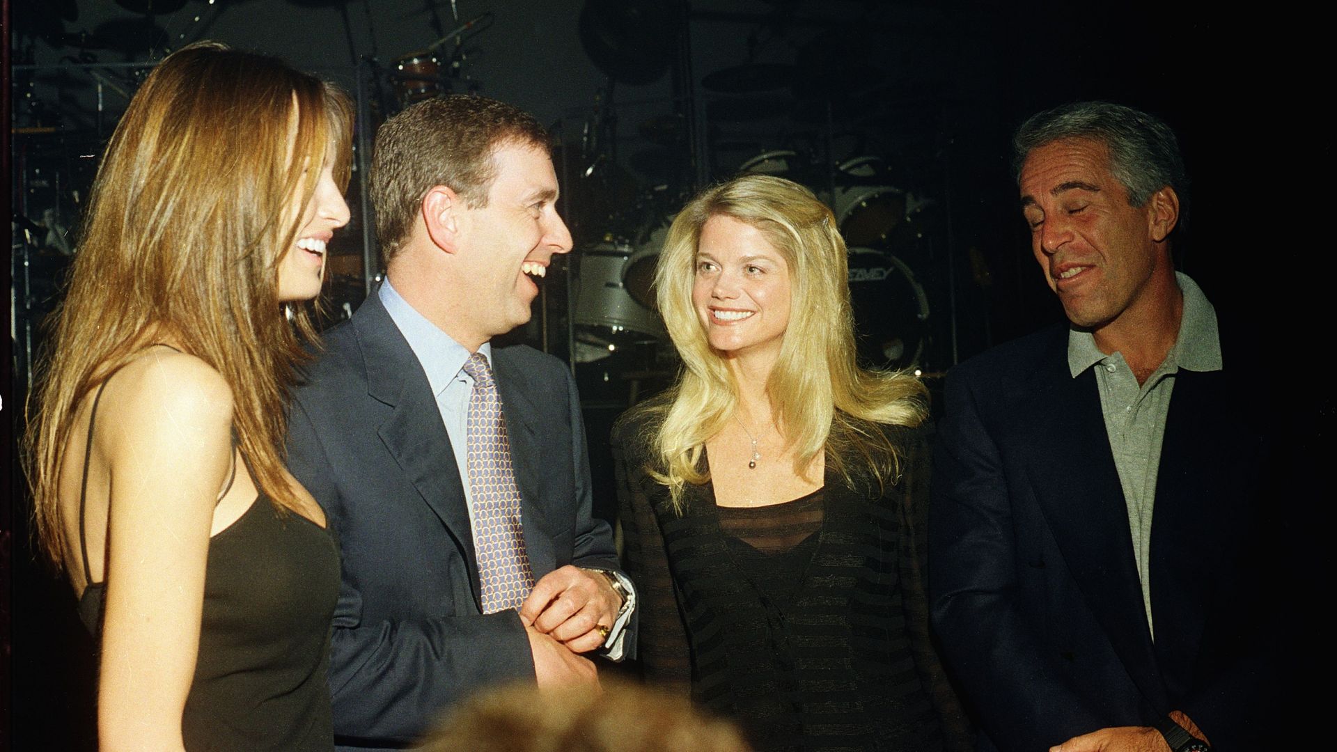 Melania Trump, el Prince Andrew, Gwendolyn Beck y Jeffrey Epstein en una fiesta en el club Mar-a-Lago, Palm Beach, Florida, 12 de febrero de 2000