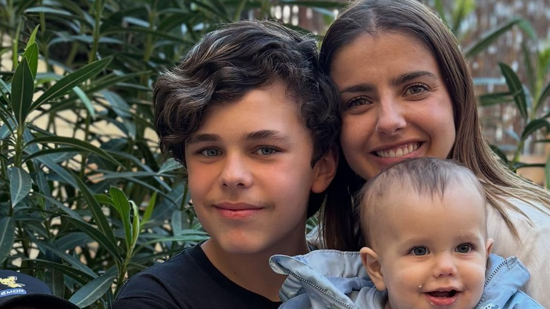 Michelle Renaud y Matías Novoa con sus hijos.