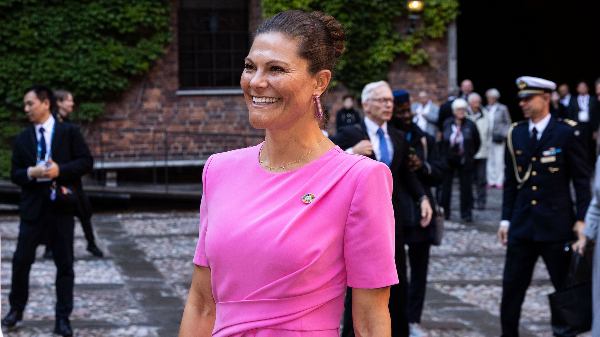 Victoria de Suecia con vestido rosa
