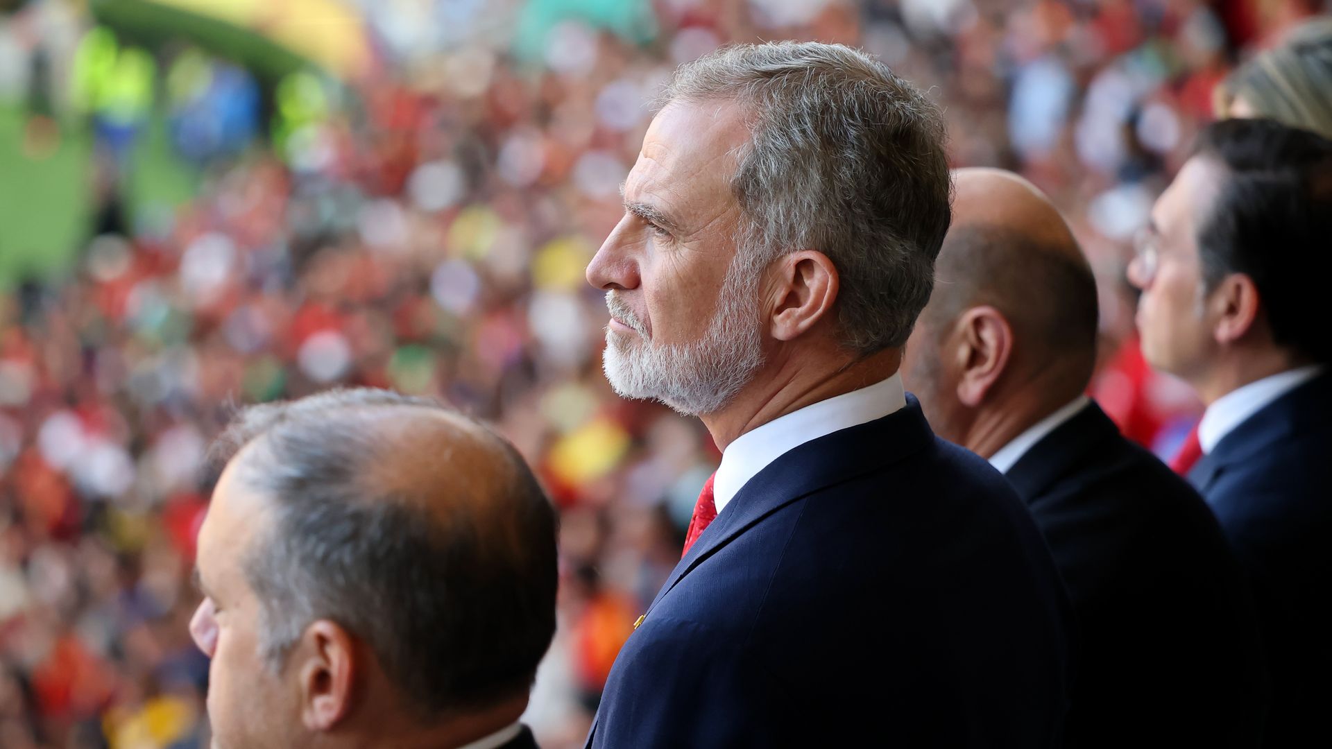 El rey estuvo muy atento a lo que sucedía en la cancha 