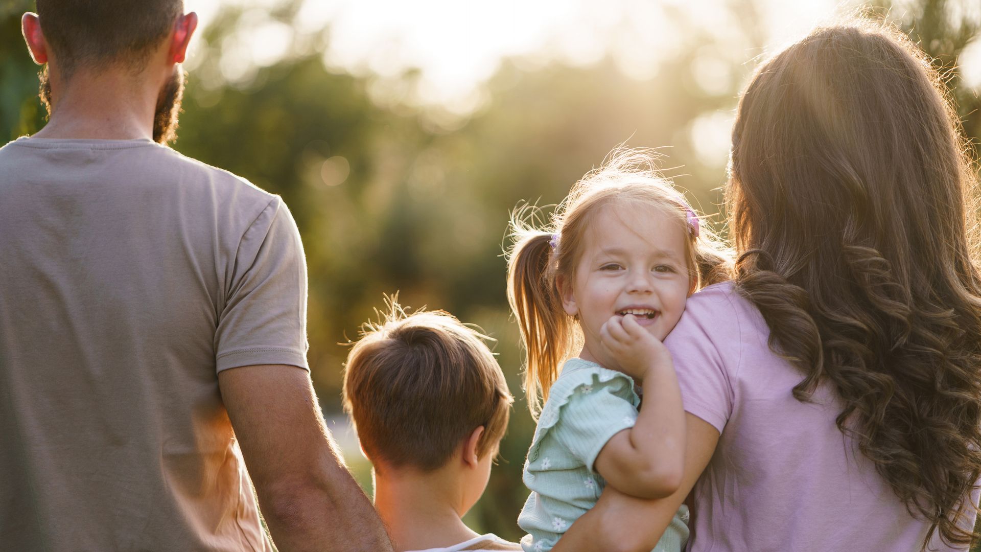 Niña feliz con su familia