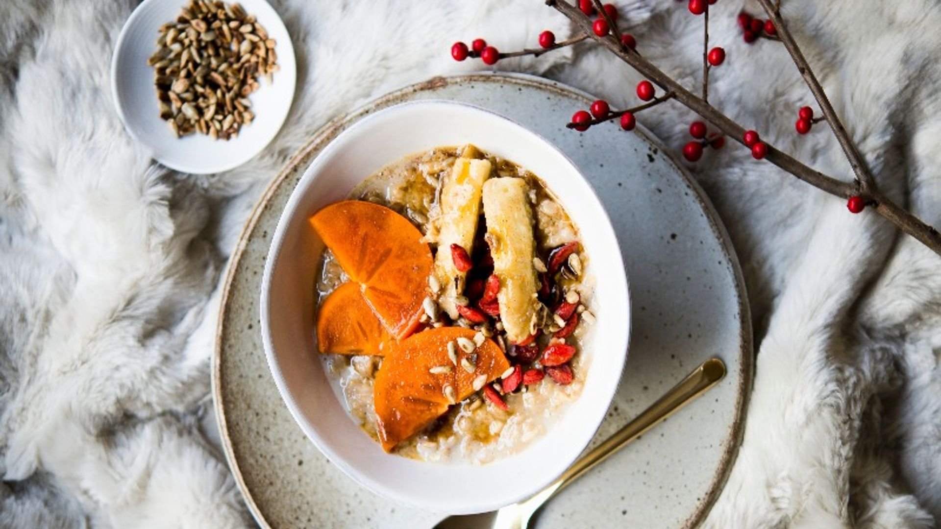 Porridge de avena, caqui y bayas de goji