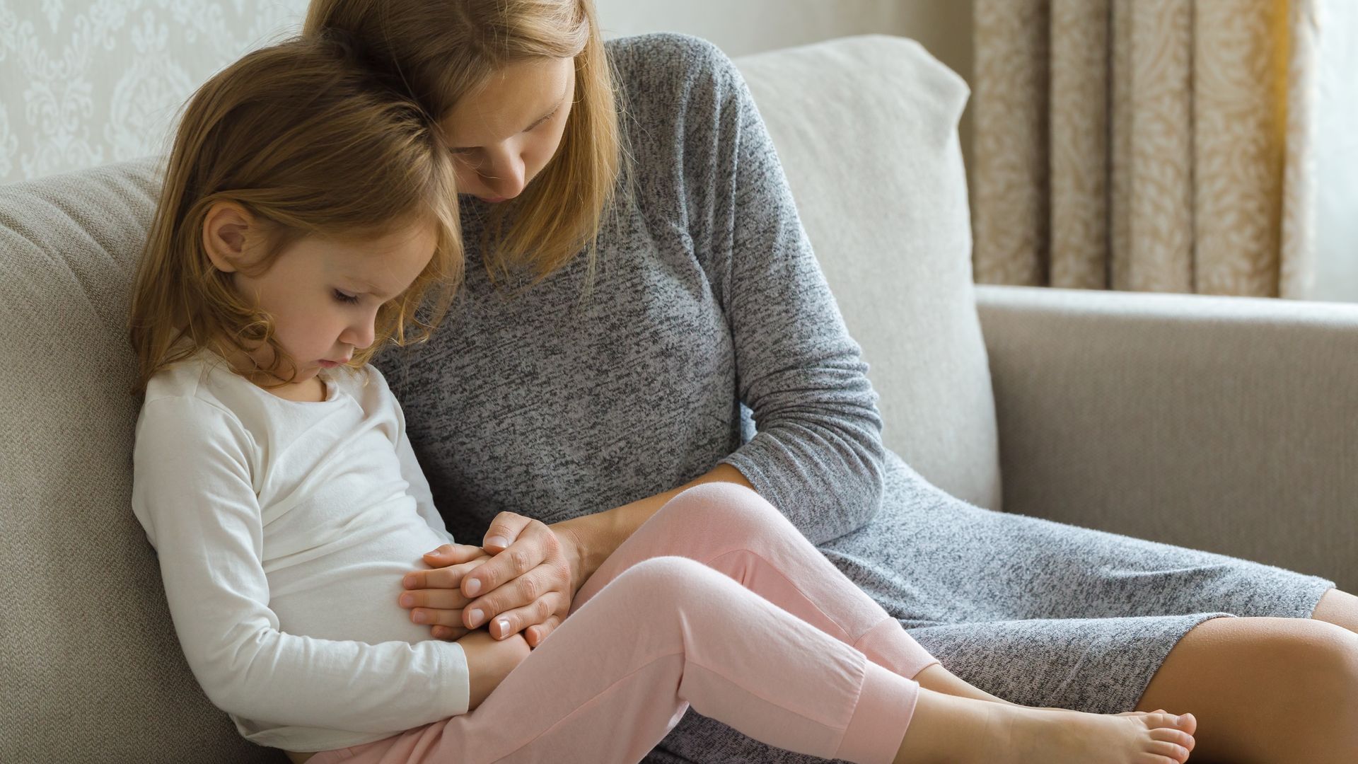 Niña con dolor de estómago