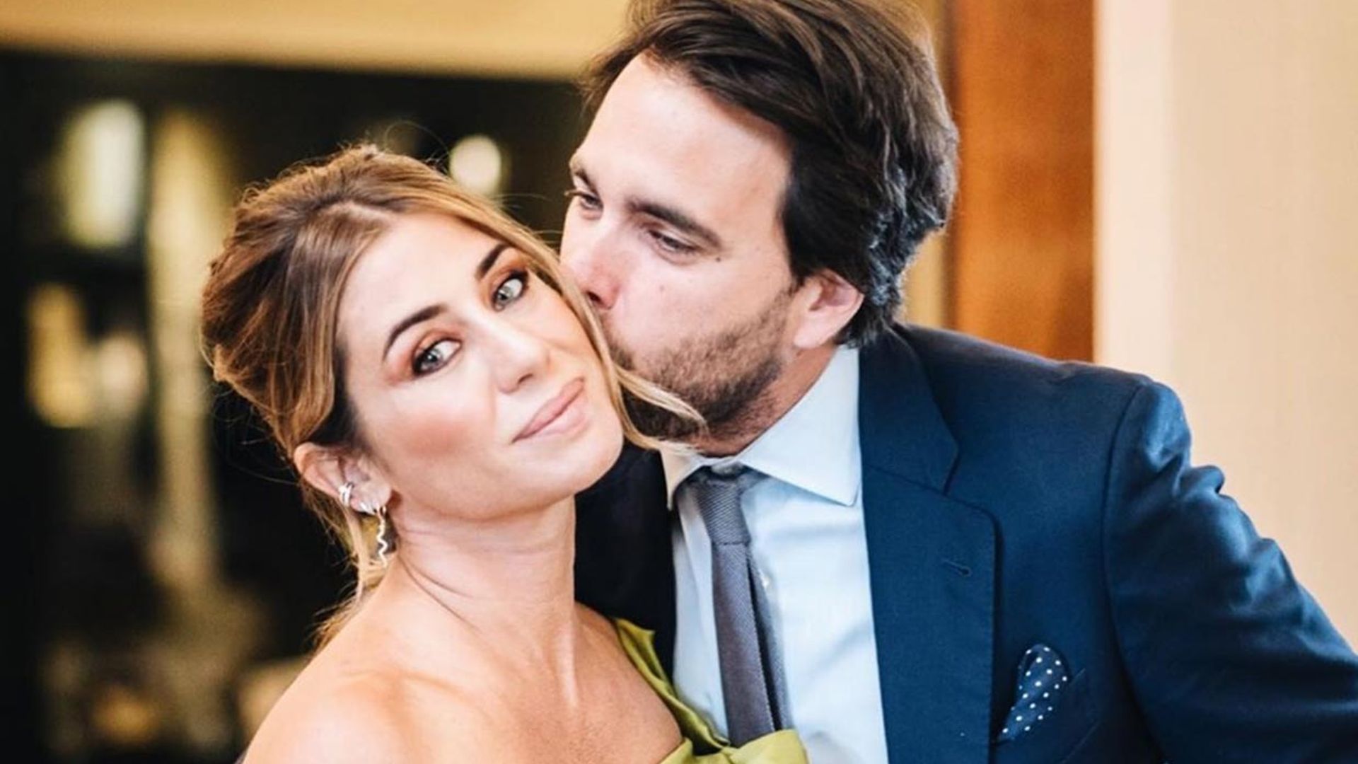 Con un gran ramo de rosas y el mejor regalo, Elena Tablada y Javier Ungría celebran su aniversario