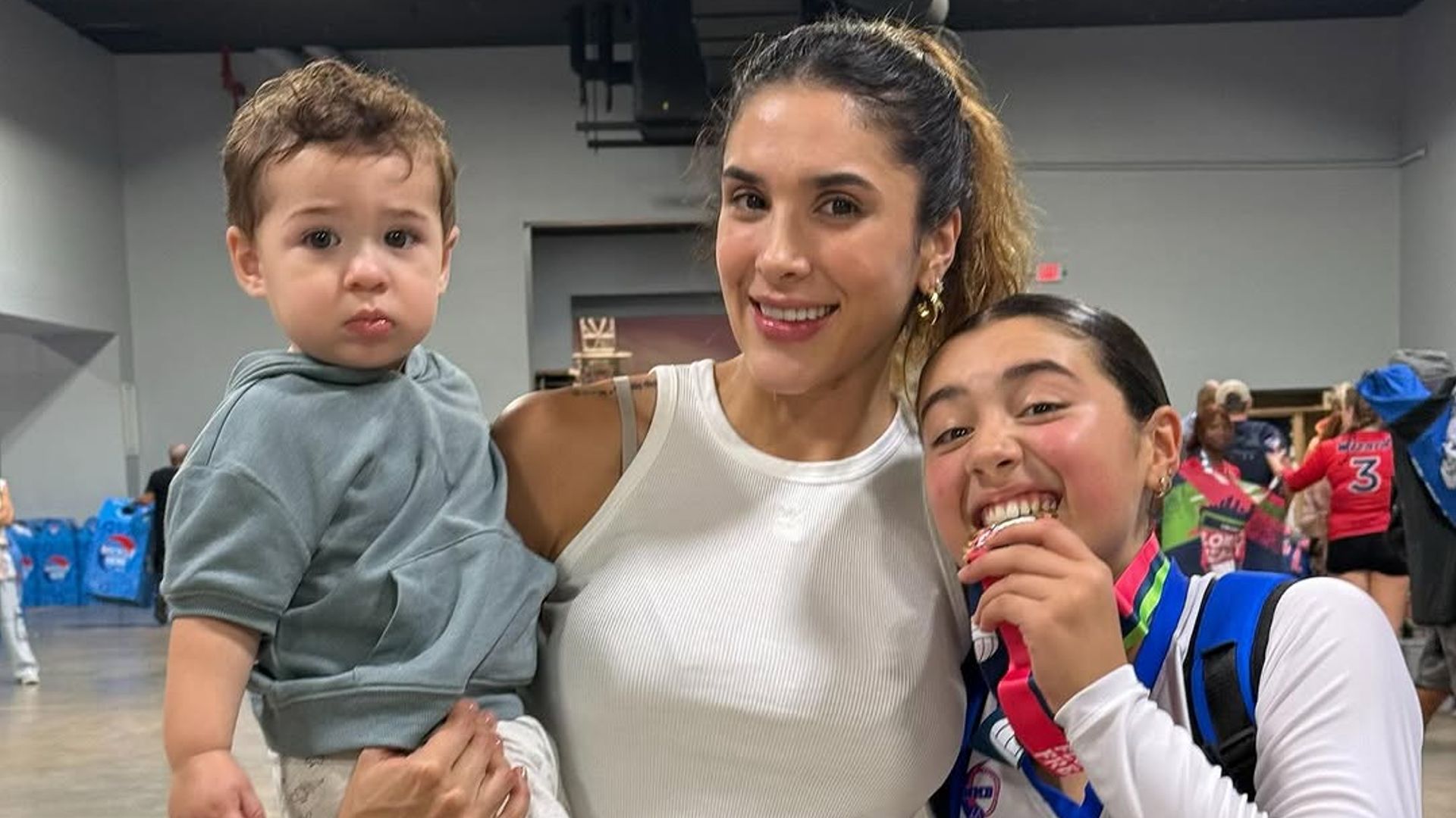 Daniela Ospina muestra orgullosa el talento de su hija Salomé en el voleibol | ¡HOLA!