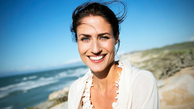 Mujer en la menopausia sonriendo a cámara