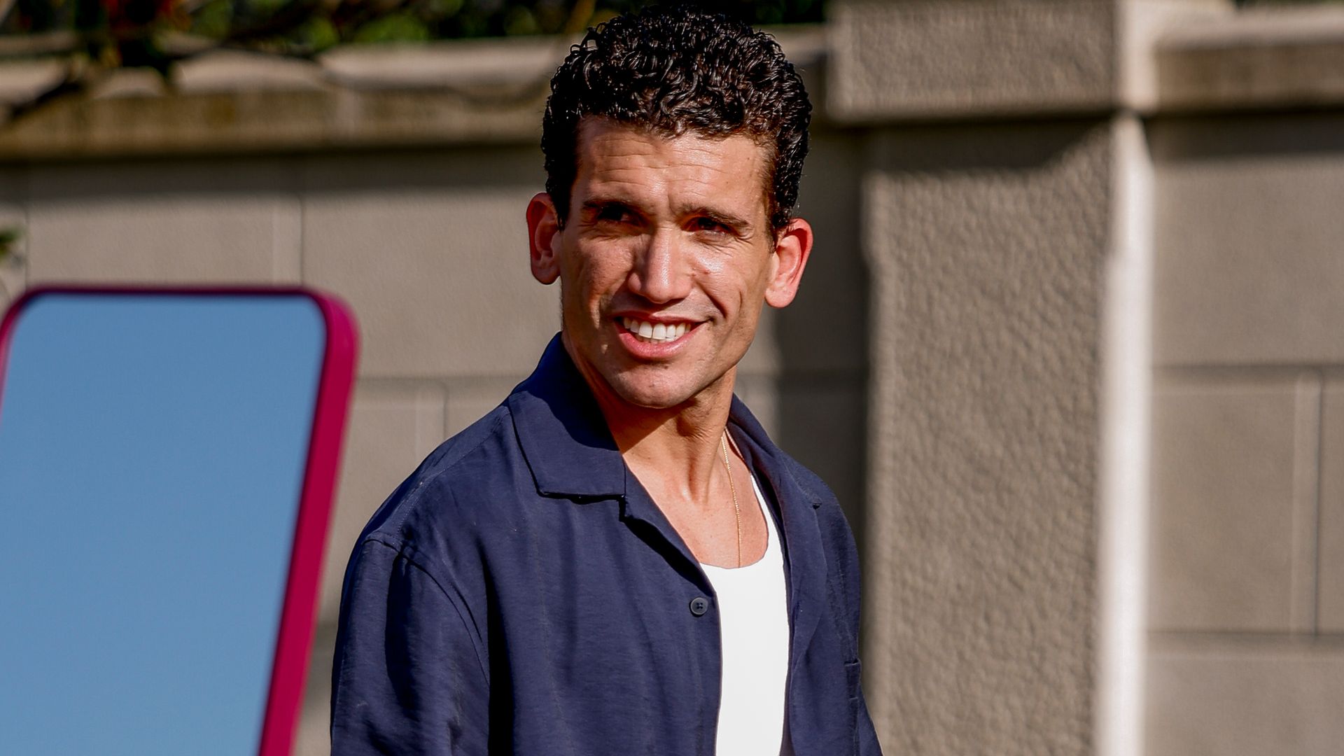 Jaime Lorente, ilusionado porque su primer aniversario de boda coincide con la visita del Papa León XIV: "Estamos bendecidos"