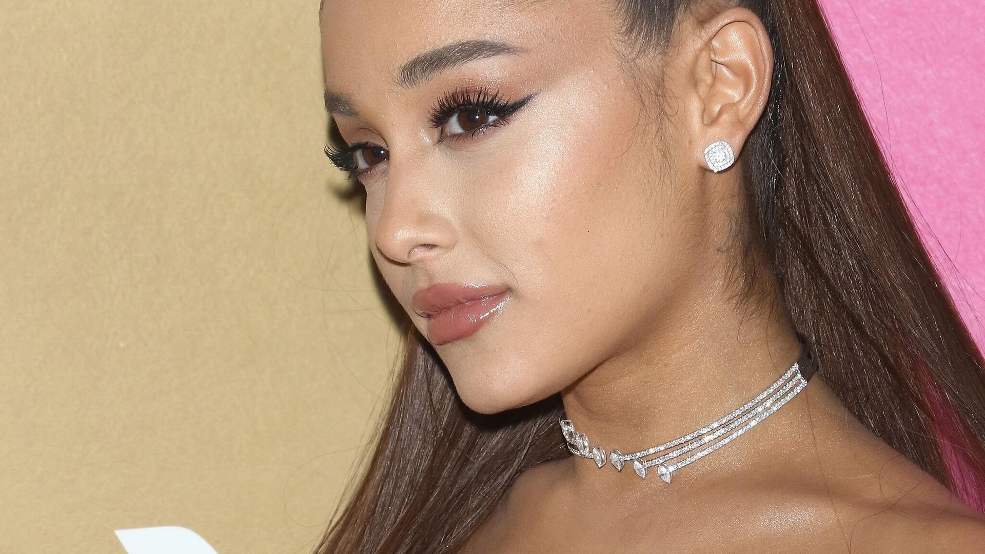 Ariana Grande no sale de casa sin esto puesto, ¿adivinas qué es?