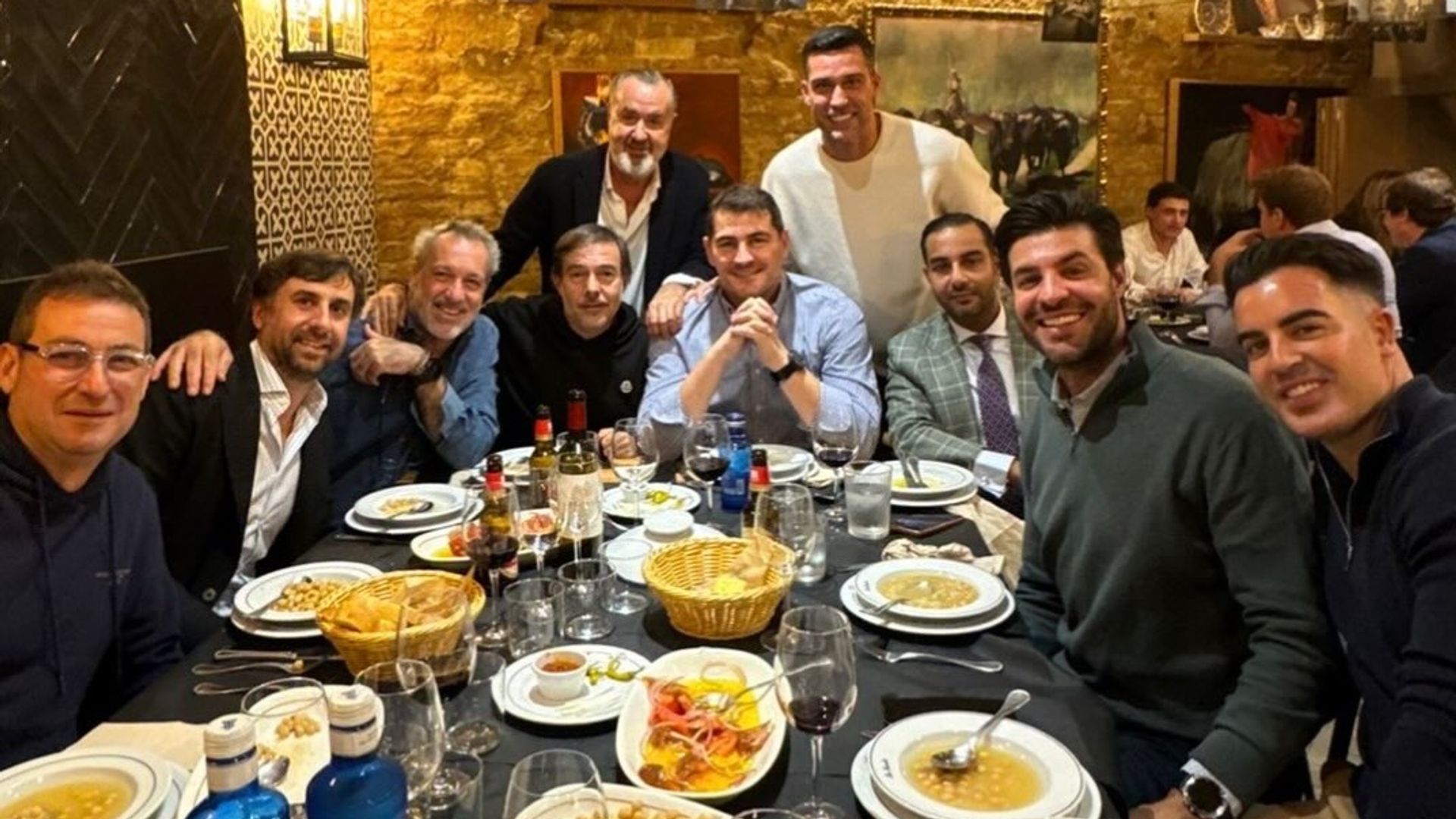 Iker Casillas, tomando cocido con un nutrido grupo de amigos
