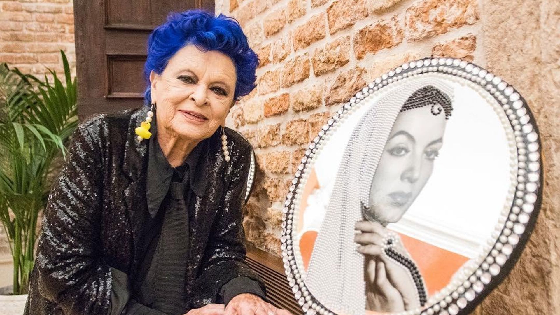 Lucía Bosé junto a un plato creación suya que representa a la actriz mexicana María Félix