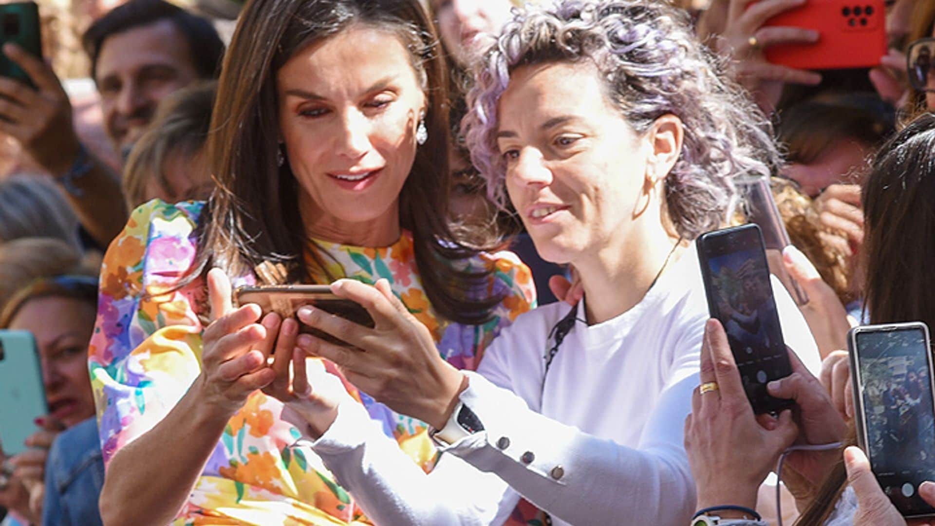 La Reina ha aprendido también a dominar el arte del selfiey no duda en tomar prestado el teléfono de algunos ciudadanos para sacarse la mejor foto. 