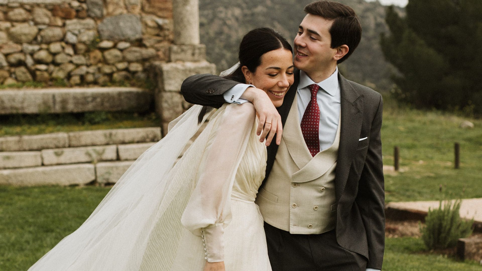 Teresa, la novia del vestido drapeado con cola desmontable que se casó en Madrid