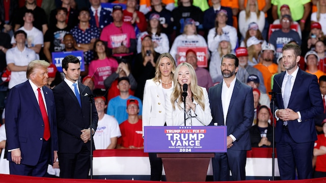 Plano medio de Donald Trump, Tiffany, Lara, Michael Boulos, Donald Trump Jr y Eric Trump en una campaña política